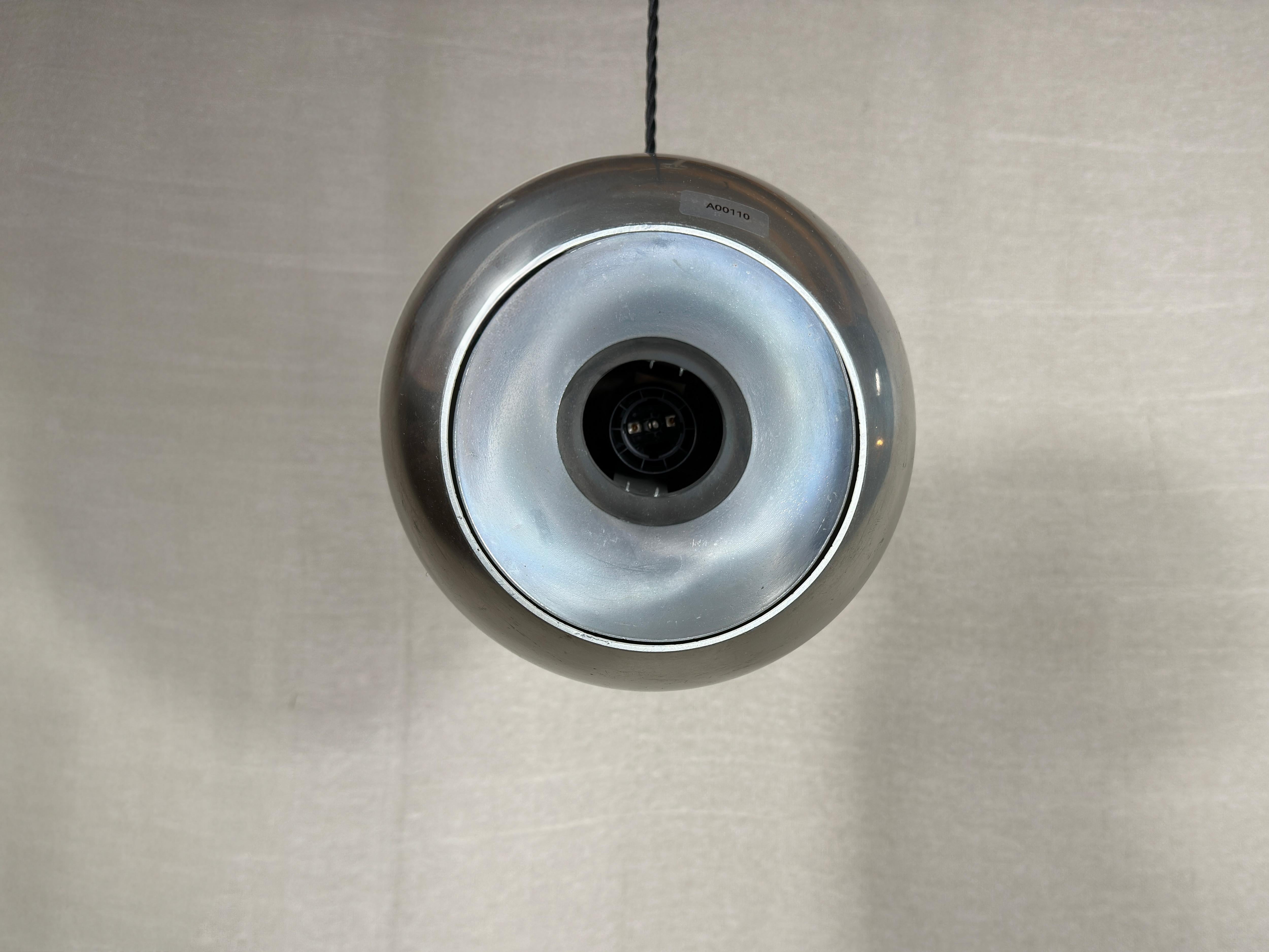 Creata dall'iconico designer danese Verner Panton nel 1959, la lampada a sospensione Topan è rimasta in auge grazie al suo design elegante e semplicistico. Realizzato in alluminio, la sua forma rotonda e la superficie liscia creano un'atmosfera