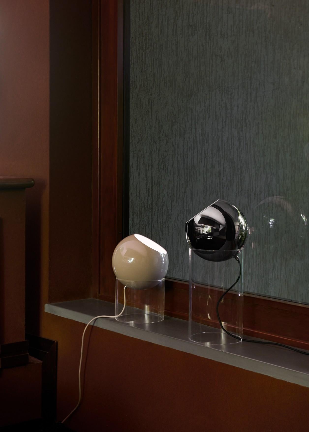 Conçu à l'origine en 1959 comme une suspension, le lampadaire Topan apporte une nouvelle perspective à l'une des formes les plus reconnaissables de Verner Panton, en la transformant en un luminaire sculptural et autonome qui joue avec la