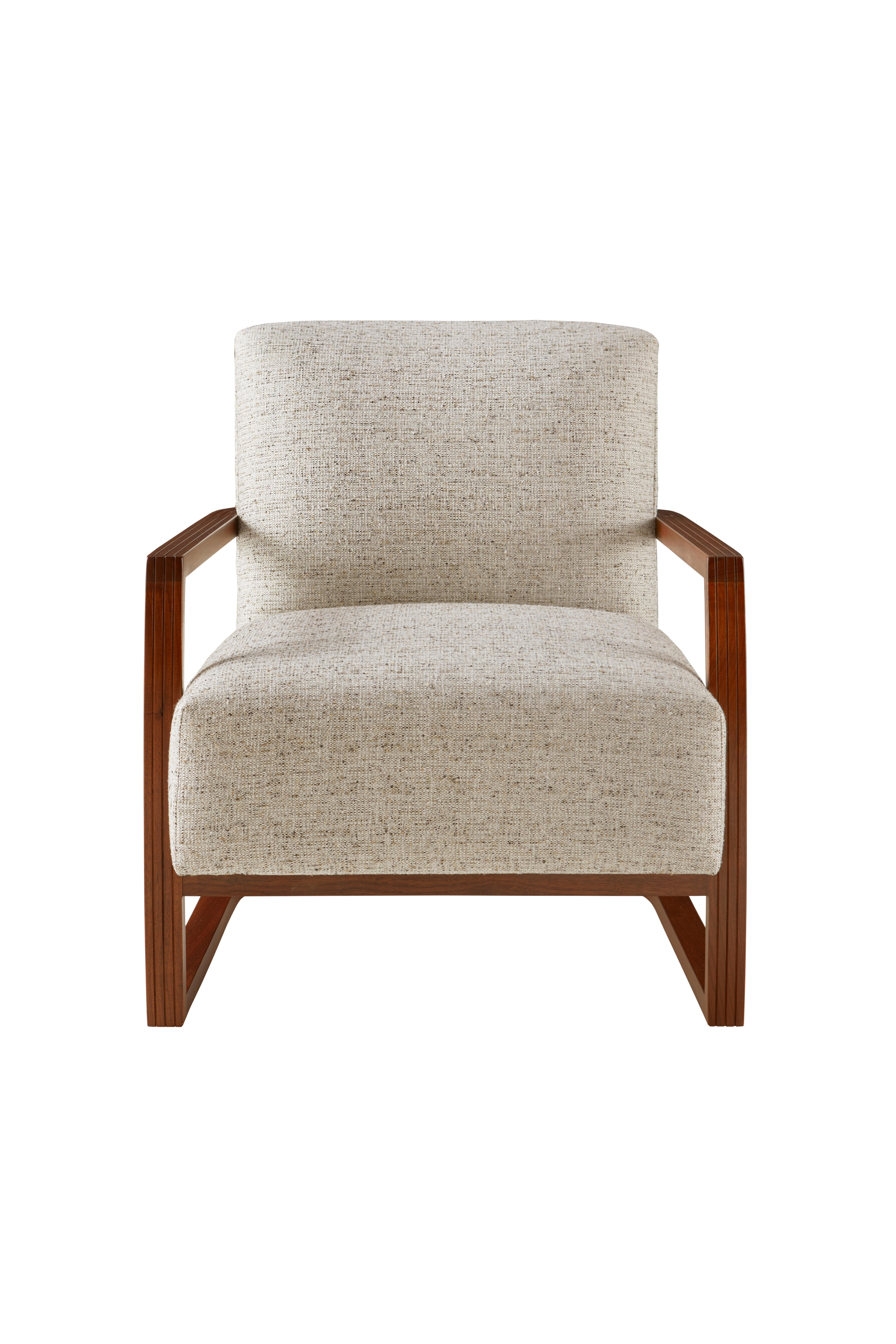 Loungesessel Topanga (AS600) mit der Beize Sable Walnut und dem Bezug 34616-1611 von Kravet aus der Kollektion Crypton Home Fabrics, der Flüssigkeiten und Flecken hervorragend abweist. Wohnlicher Luxus durch die Verbindung von Funktion und Mode.