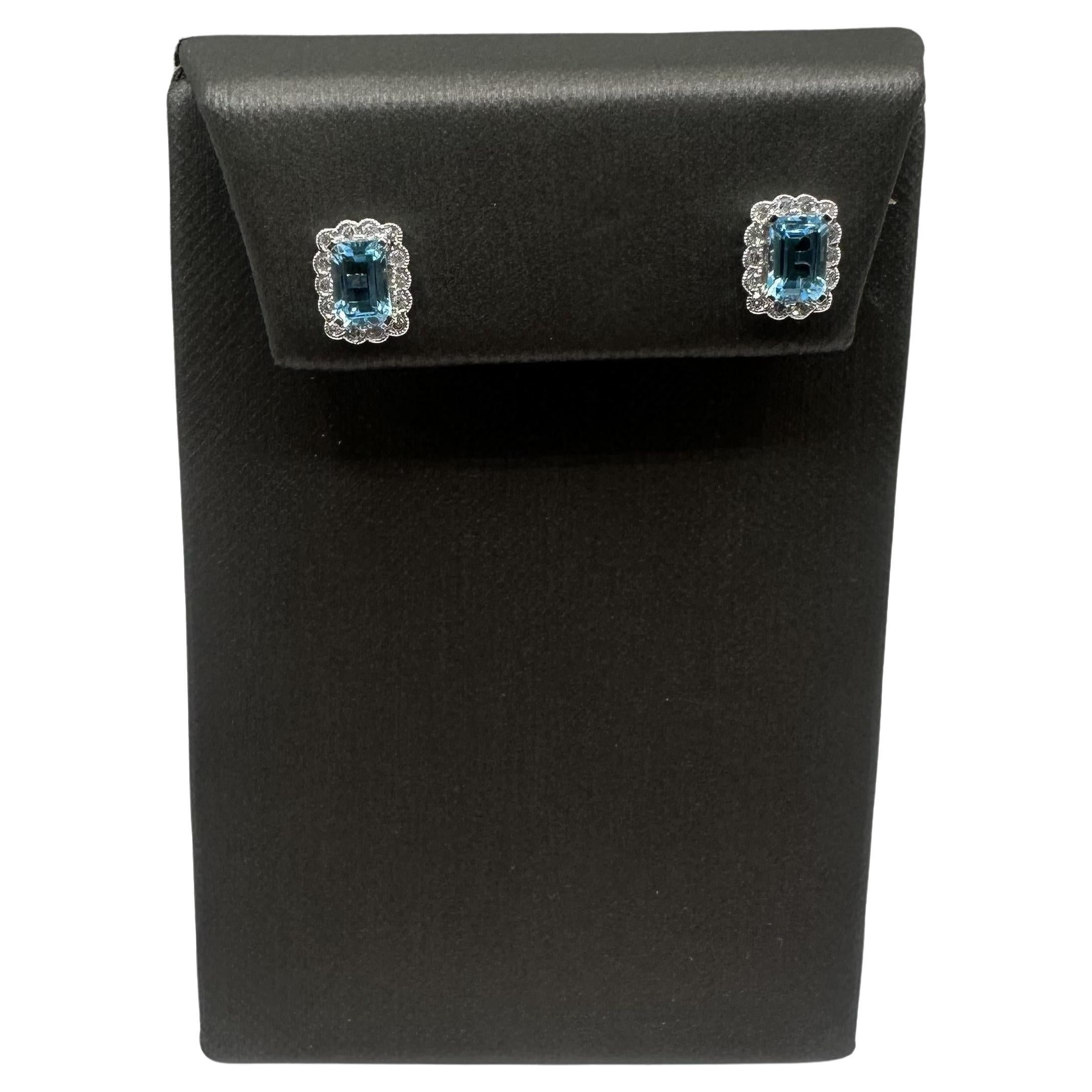 Boucles d'oreilles Topaze et Diamant en or blanc 10kt - Topaze bleue taille émeraude 6x4.1mm