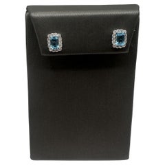 Boucles d'oreilles Topaze et Diamant en or blanc 10kt - Topaze bleue taille émeraude 6x4.1mm