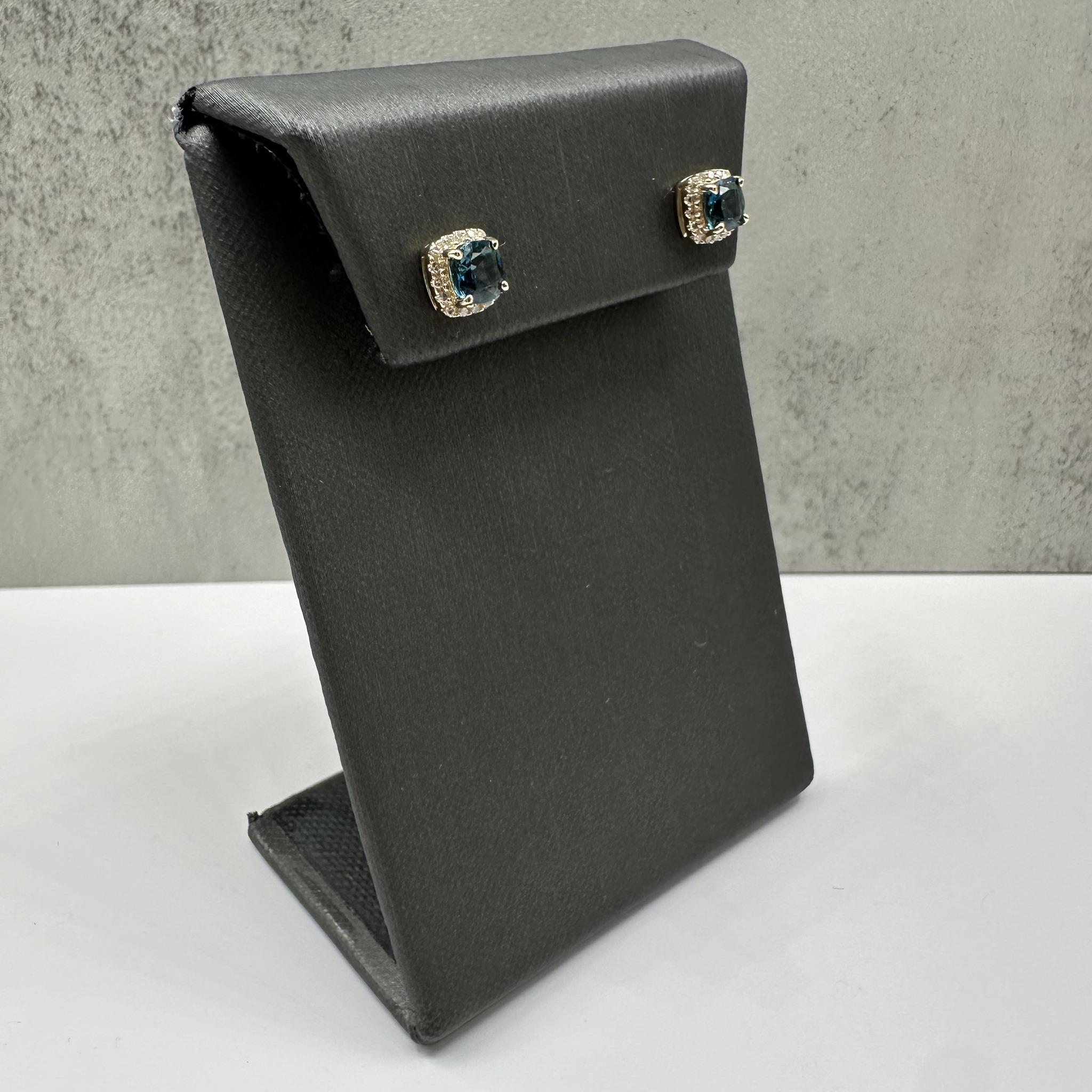 Questi eleganti orecchini con topazio e diamanti in oro giallo 10 carati presentano due gemme di topazio blu di Londra con taglio a cuscino di 5 mm abbinate a diamanti singoli rotondi GH SI-I1 di 0,15 carati di peso totale. Il blu intenso e vibrante