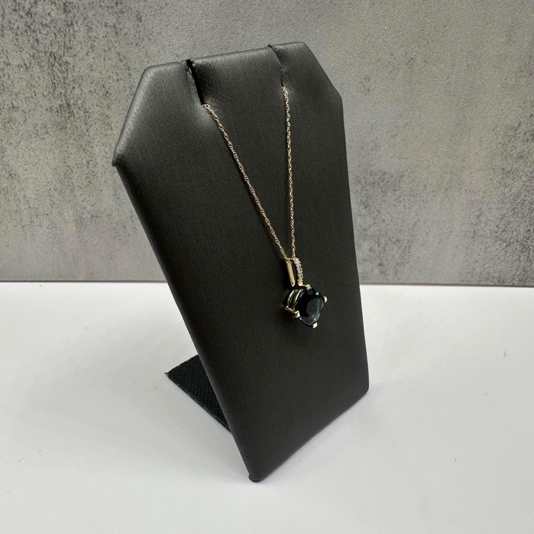 Cet élégant collier de topazes et de diamants en or jaune 10kt présente une topaze bleue de Londres de 7,85 mm taillée en coussin, complétée par 0,04ctw de diamants GH naturels SI2-I1 ronds de taille unique. La longueur de 18 pouces est parfaite