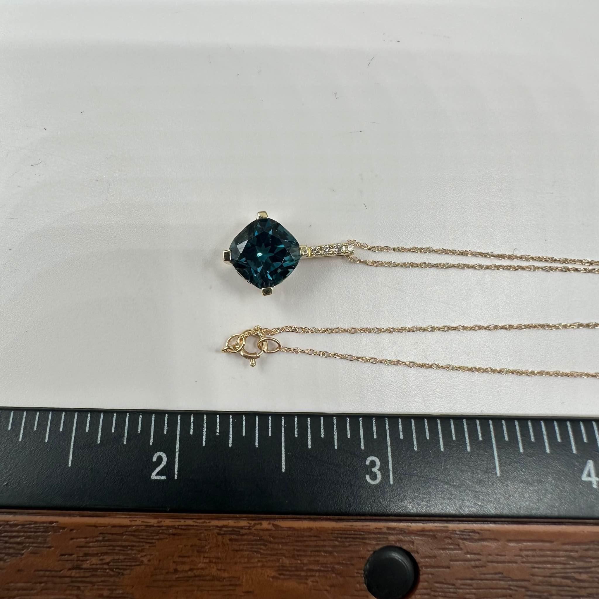 Collier en or jaune 10 carats avec topaze de 7,85 mm et diamants de 0,04 carat Pour femmes en vente