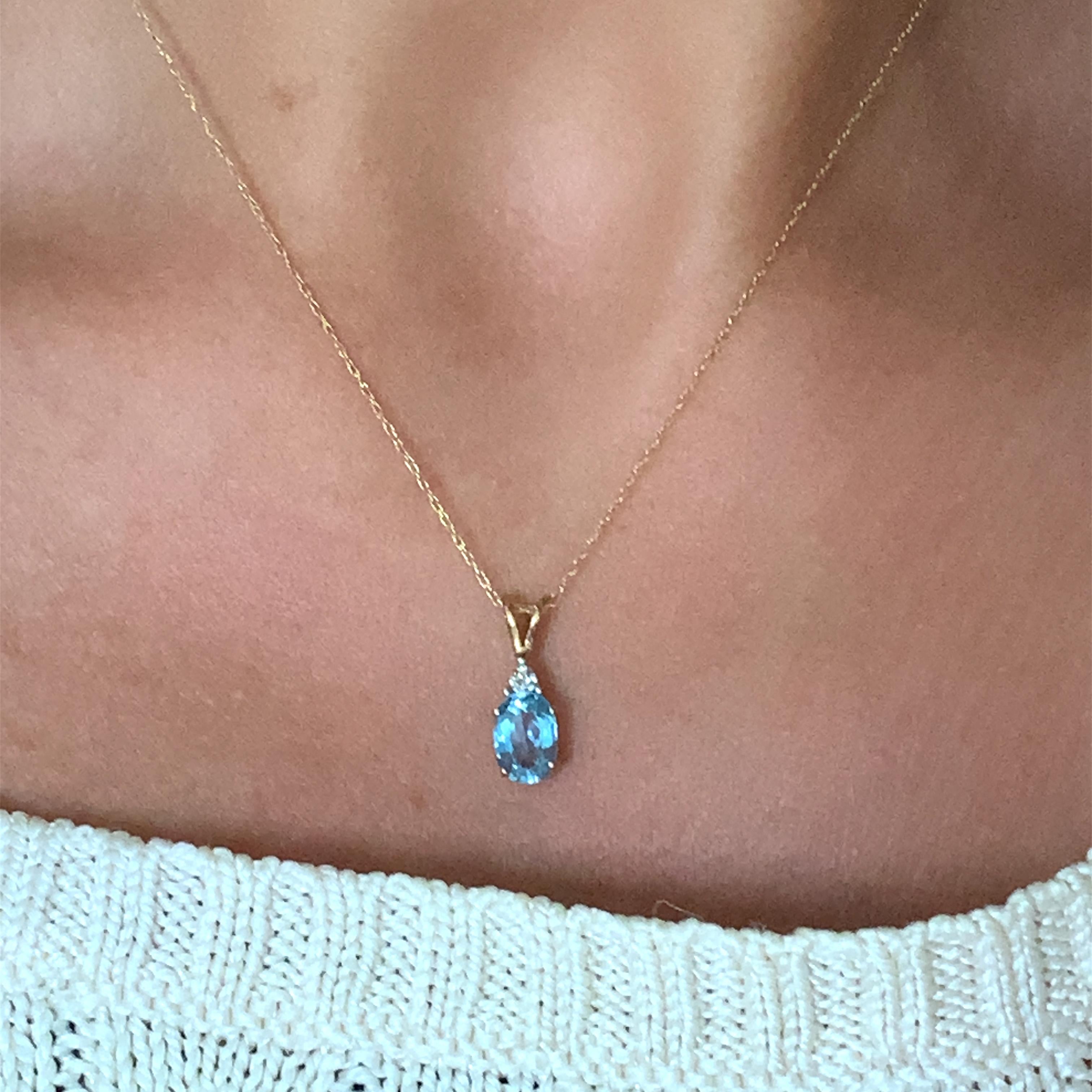 Ce superbe collier est indispensable à toute collection de bijoux. Combinaison parfaite d'élégance et de sophistication, il présente un solitaire en forme de poire et un pendentif en forme de poire en topaze et diamant de 1,25ct. Le collier est