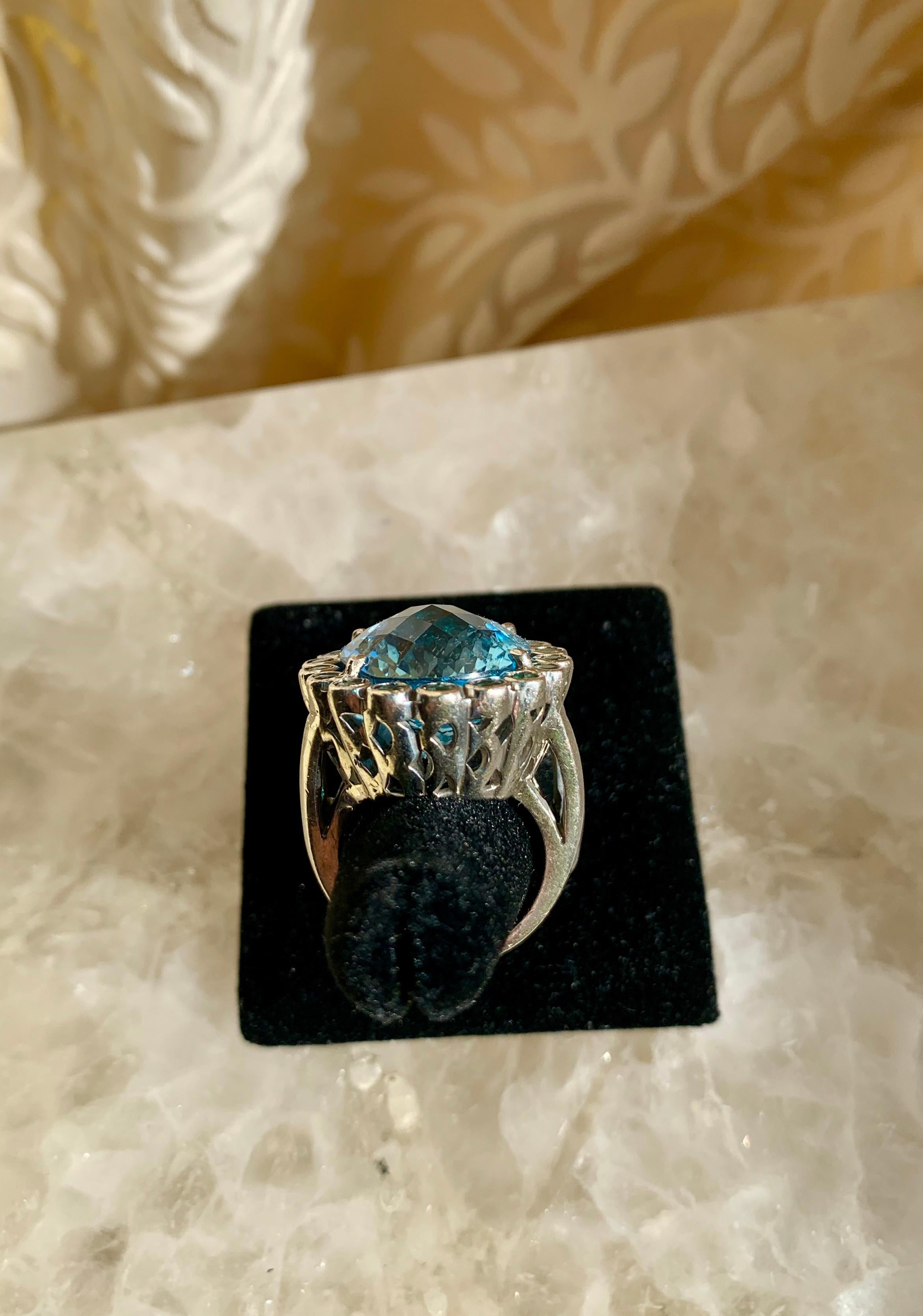 33.50 Carats Blue Topaz and Emerald Cocktail Ring For Sale 1