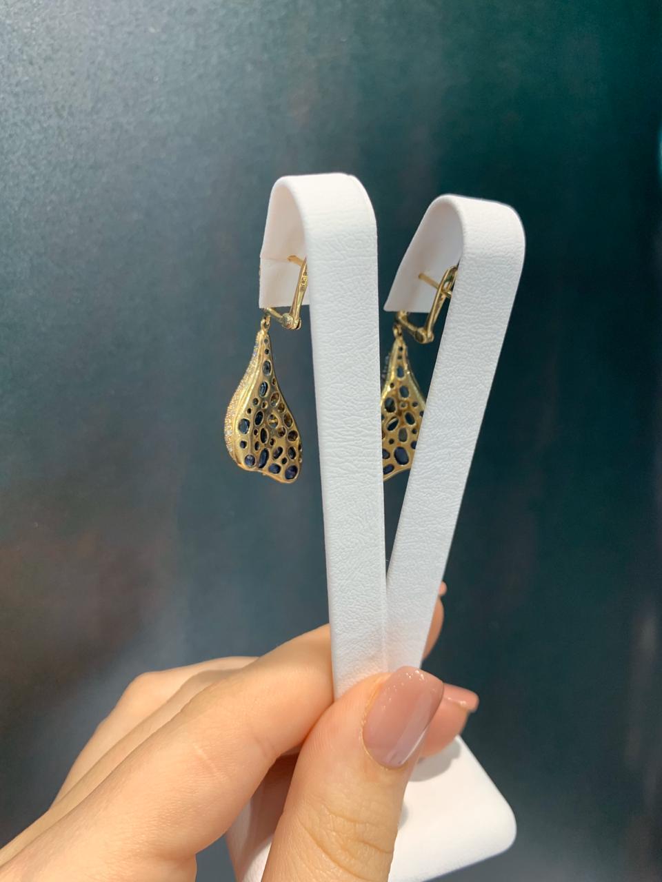Pendants d'oreilles de créateur en or jaune à trois pierres avec topaze, saphir bleu et diamant Pour femmes en vente