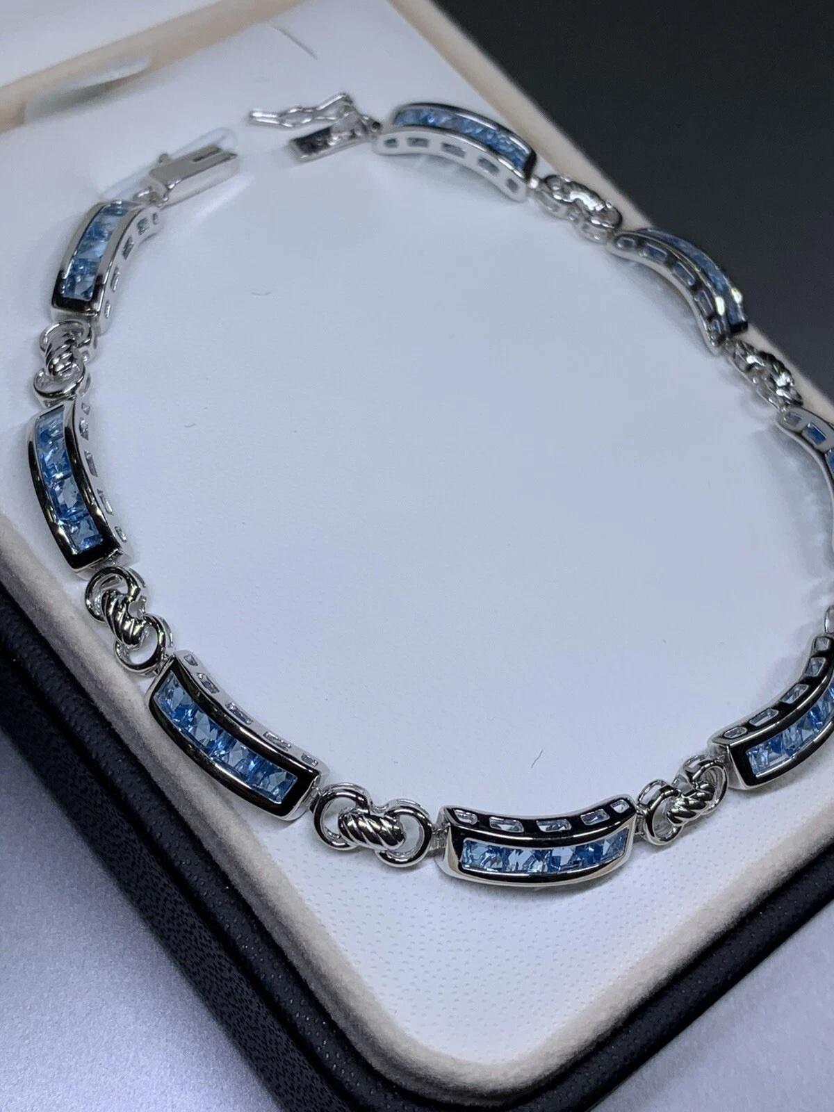 Pulsera de tenis azul topacio de 5,00 ct en oro blanco de 10 quilates.

Preciosa pulsera de tenis con gema de topacio azul natural talla princesa peso total 5,00 ct en oro blanco.

Hallmarked.

Longitud 7,5 pulgadas

Peso 7,8 g

Caja y valoración