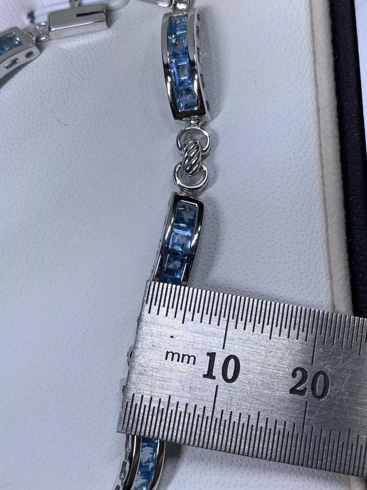 Pulsera de tenis azul topacio en oro blanco de 10 quilates. Corte princesa en venta