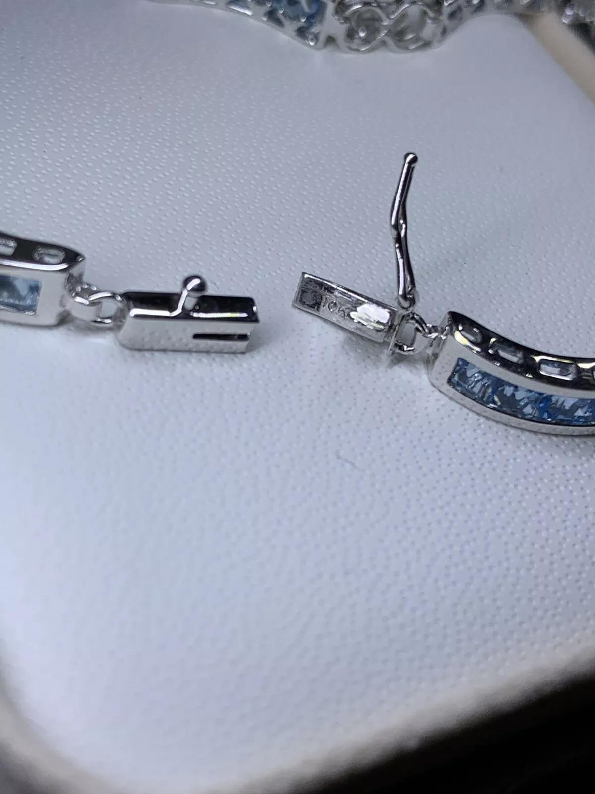 Femenino o masculino Pulsera de tenis azul topacio en oro blanco de 10 quilates. en venta