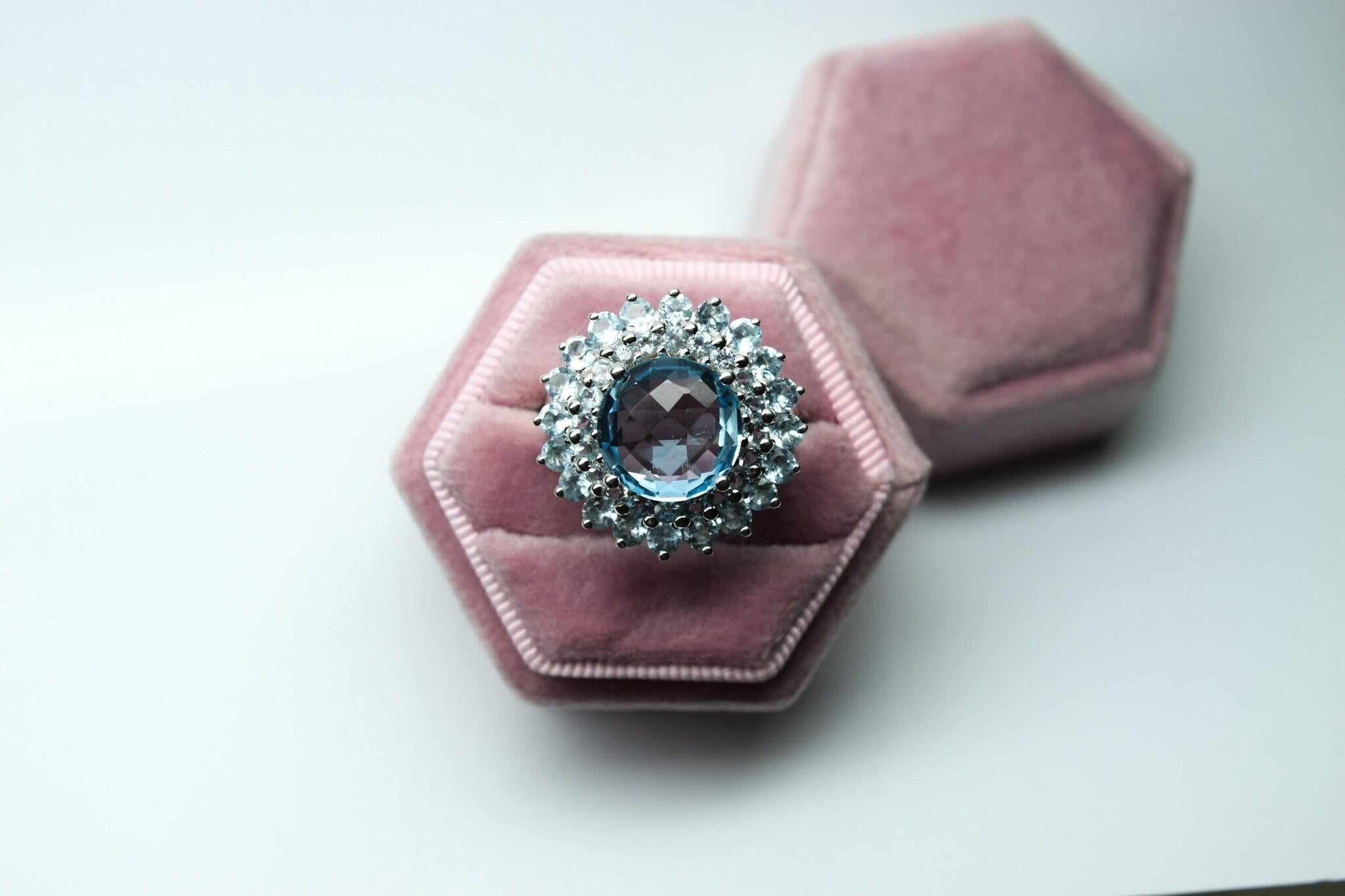 Taglio rotondo Anello cocktail in topazio Anello floreale in oro bianco 18KT in vendita