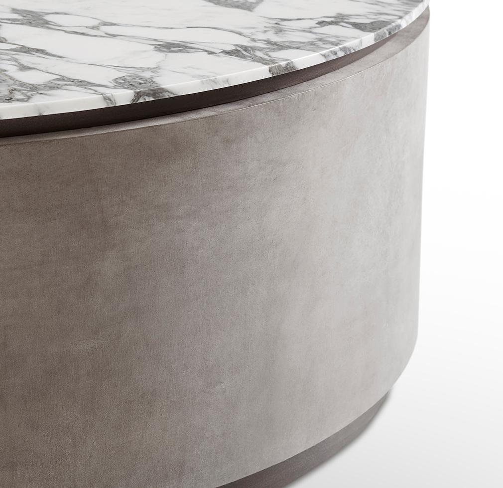 Topas: Dieser handgefertigte Tisch kombiniert hellbraunes Leder mit schönen, lackierten Metallsockeln und einer Platte aus italienischem Café-Amaro-Marmor.

Der Topaz-Couchtisch ist kein schrumpeliges Veilchen. Das unverwechselbare Design wird
