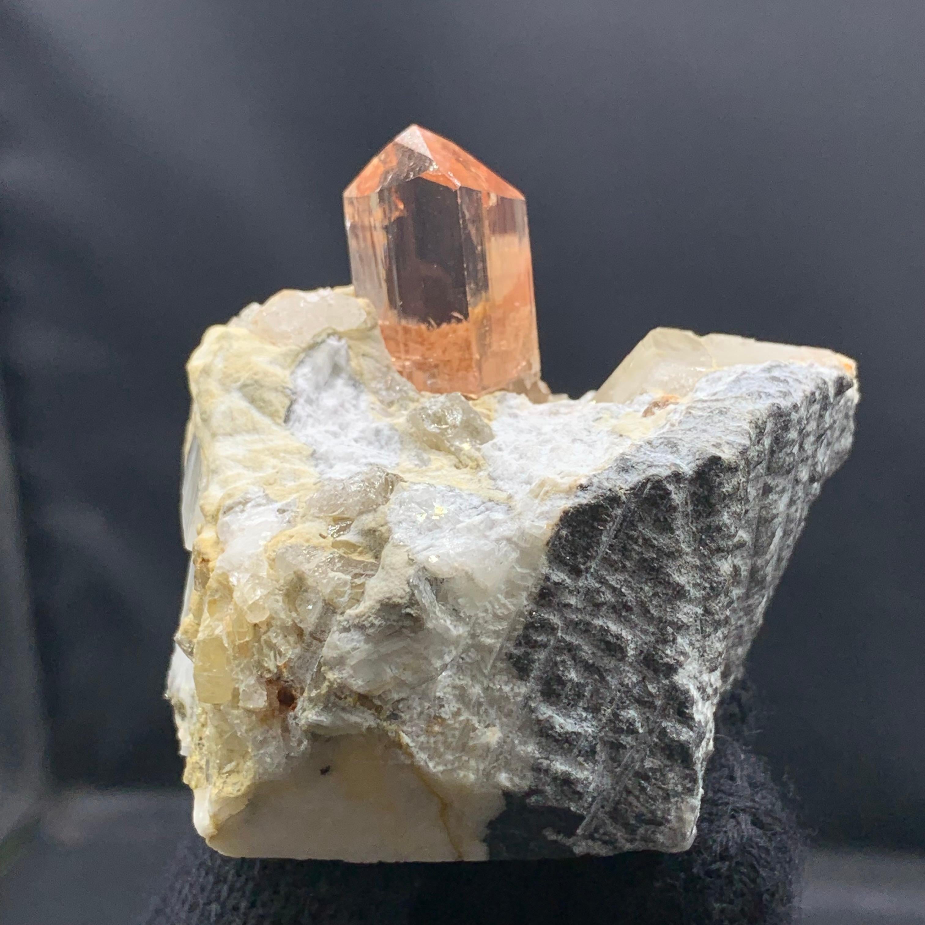 Cristallo di topazio su calcite con colore e purezza vibranti dal Pakistan in vendita 3