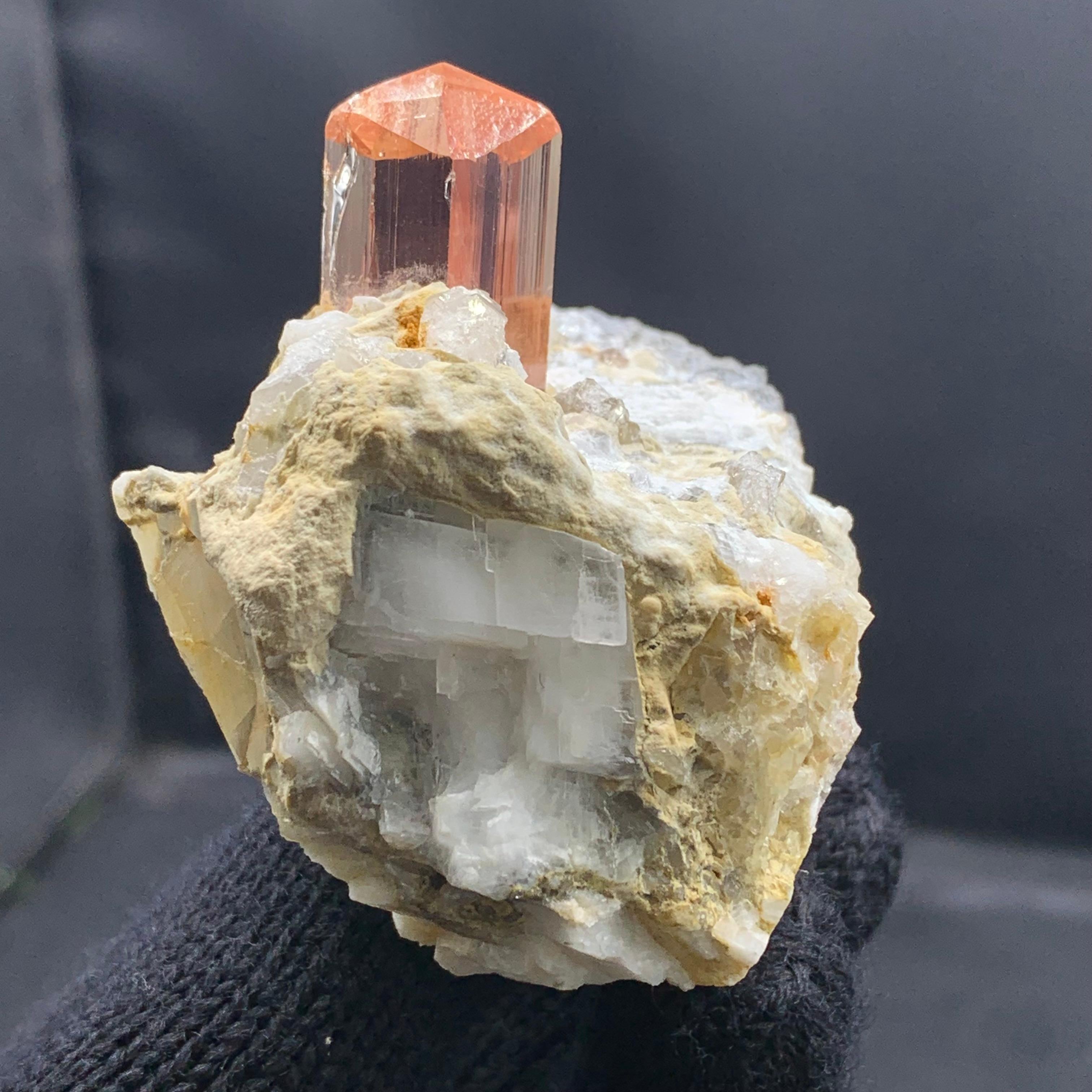 Cristallo di topazio su calcite con colore e purezza vibranti dal Pakistan in vendita 4