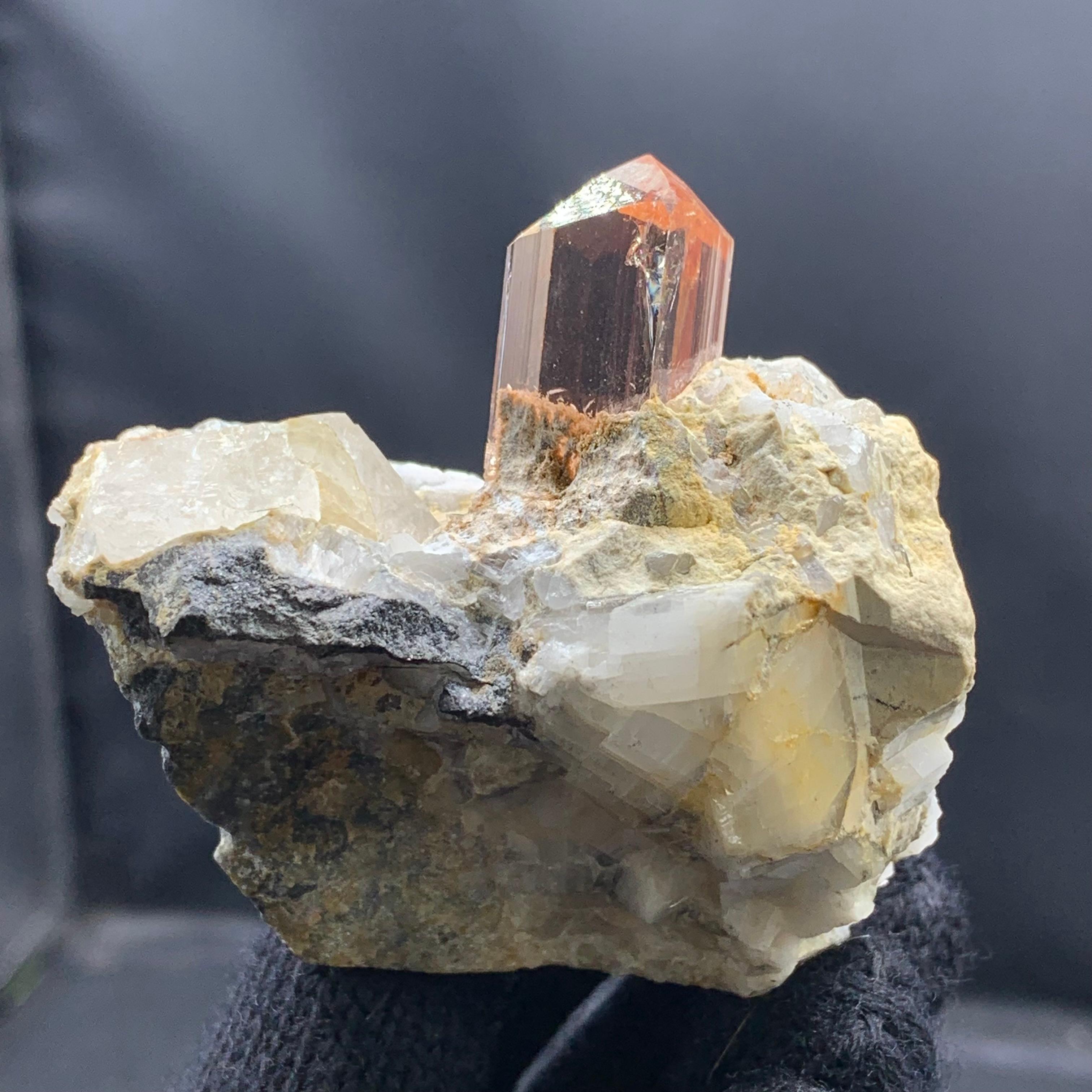 Cristallo di topazio su calcite con colore e purezza vibranti dal Pakistan in vendita 5