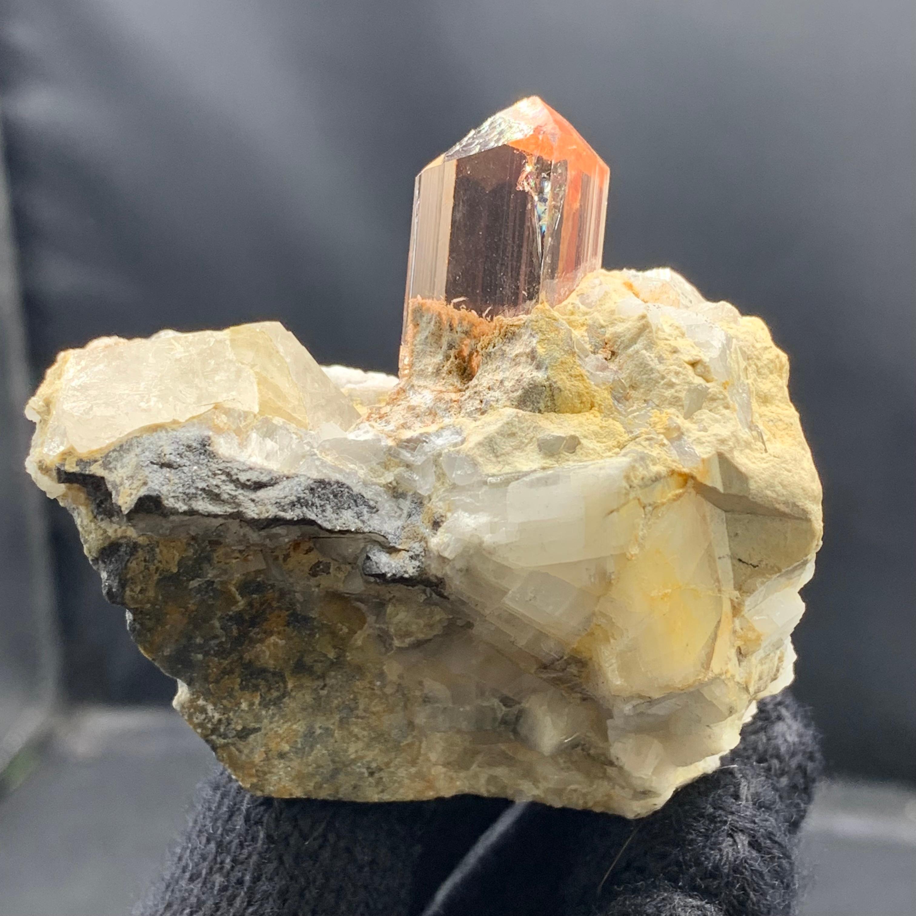 Cristallo di topazio su calcite con colore e purezza vibranti dal Pakistan in vendita 6