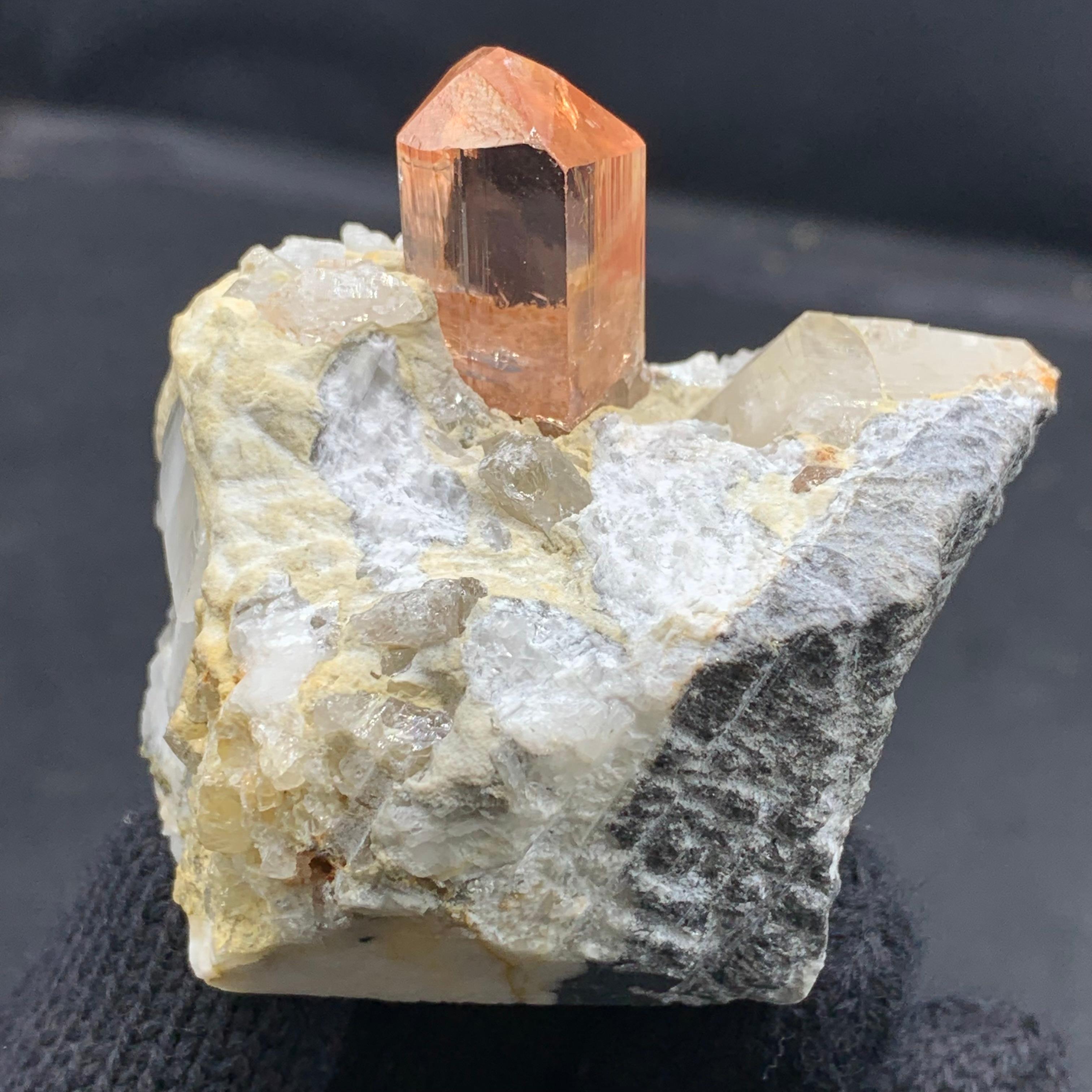 Cristallo di topazio su calcite con colore e purezza vibranti dal Pakistan in vendita 7
