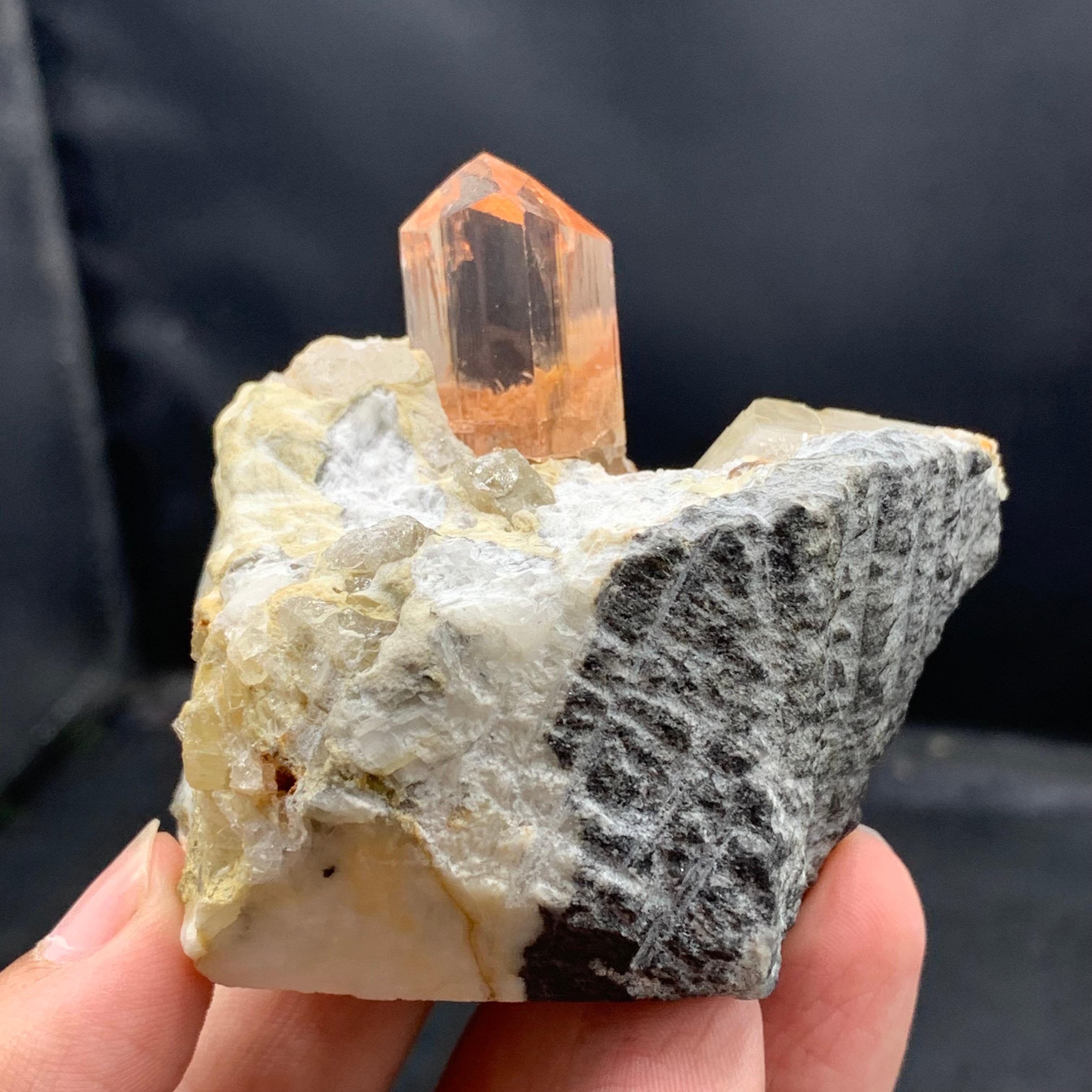 Stile Adam Cristallo di topazio su calcite con colore e purezza vibranti dal Pakistan in vendita