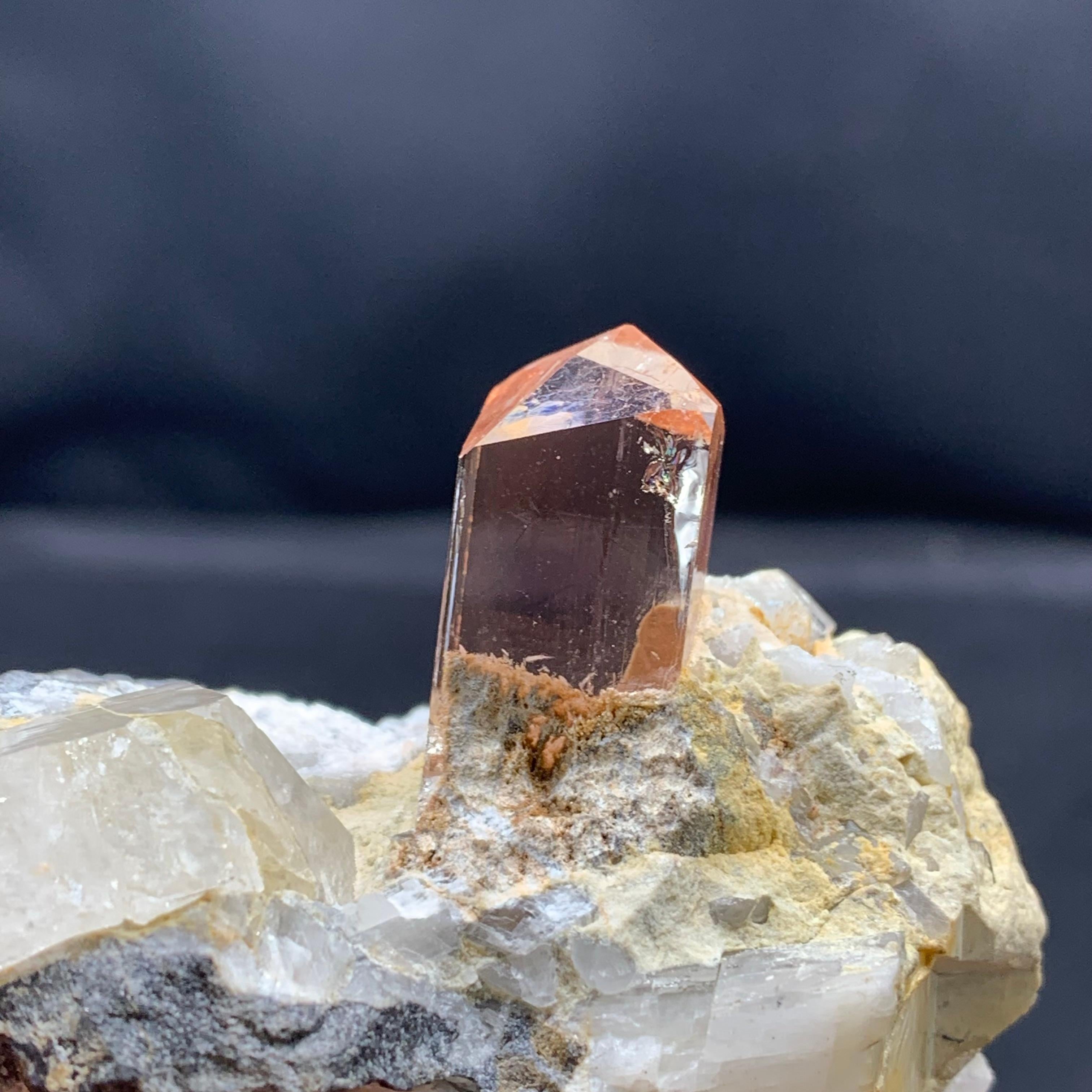 Pakistano Cristallo di topazio su calcite con colore e purezza vibranti dal Pakistan in vendita