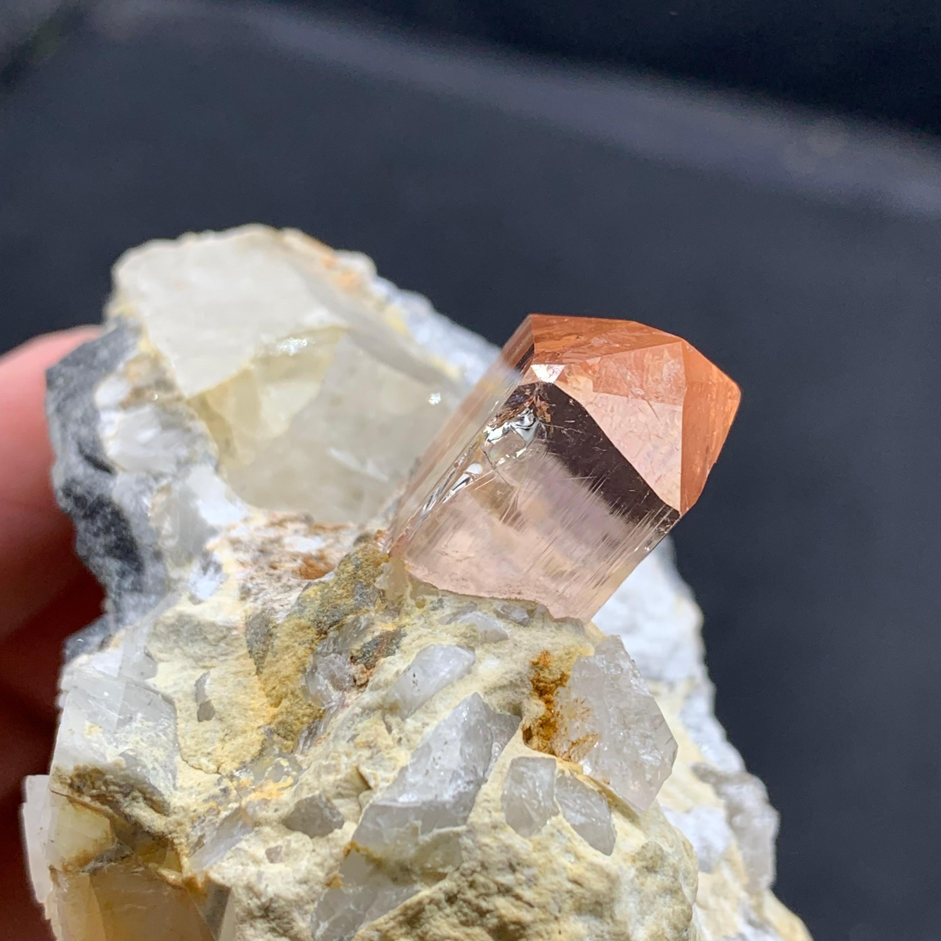 Cristallo di topazio su calcite con colore e purezza vibranti dal Pakistan In condizioni ottime in vendita a Peshawar, PK