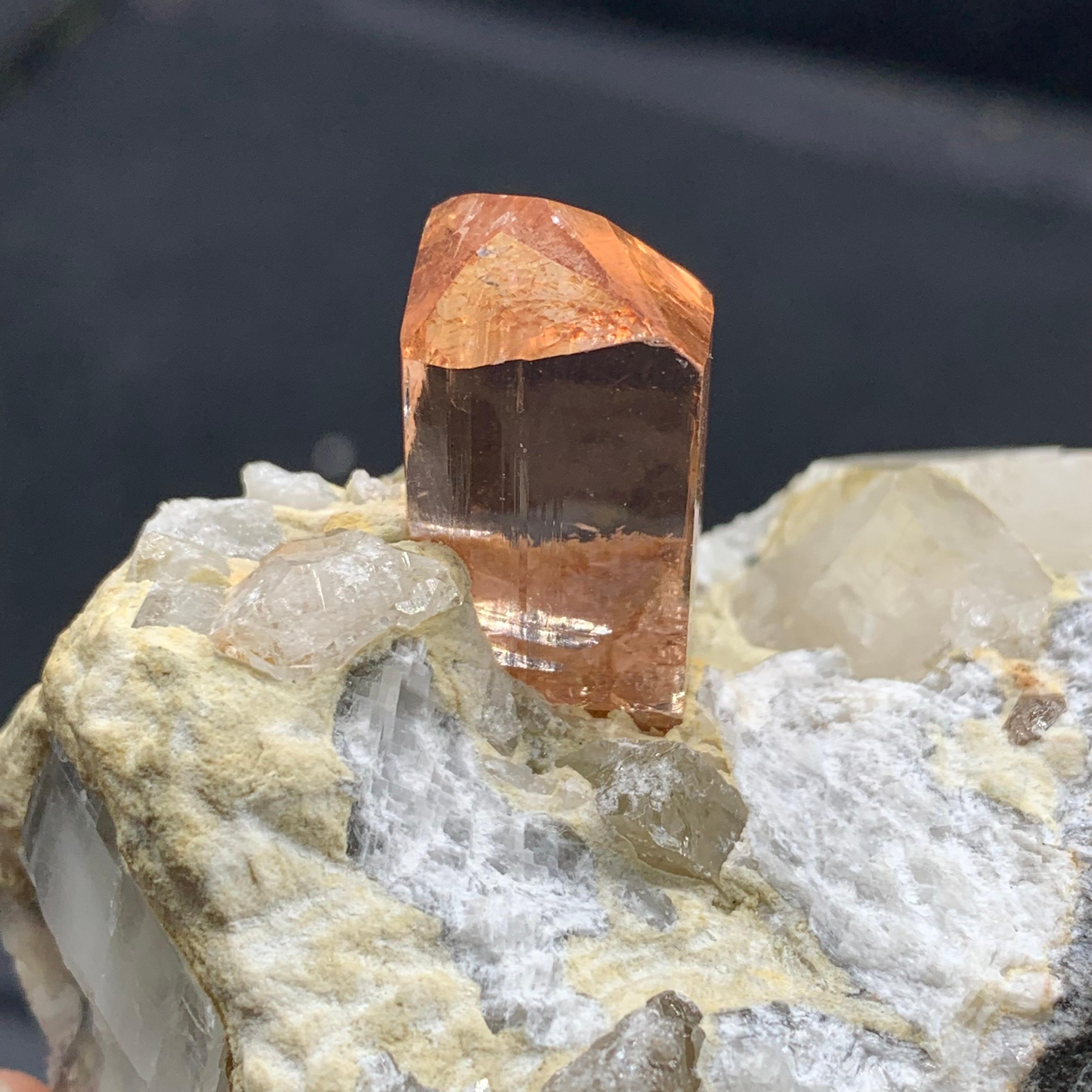 XXI secolo e contemporaneo Cristallo di topazio su calcite con colore e purezza vibranti dal Pakistan in vendita