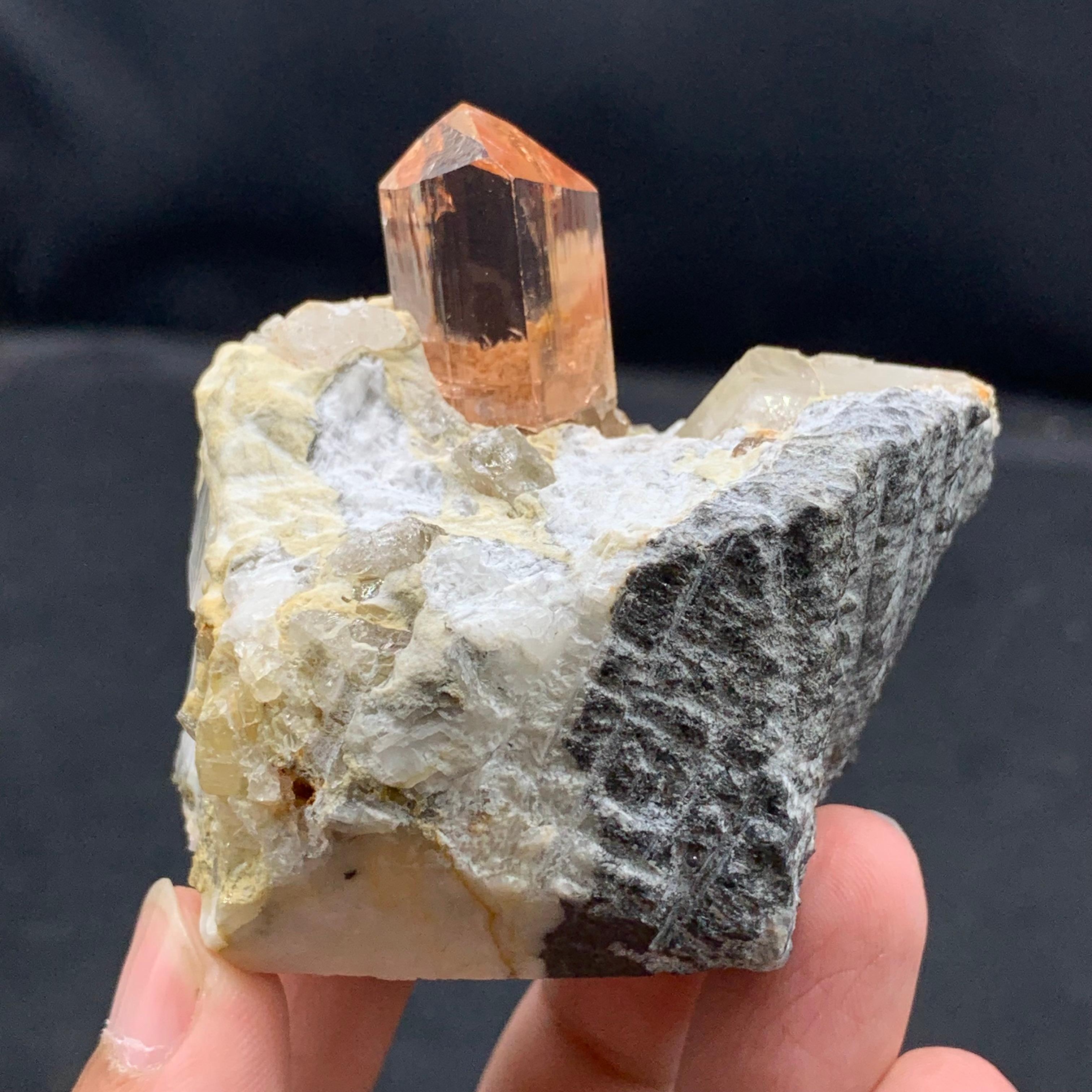 Cristallo di rocca Cristallo di topazio su calcite con colore e purezza vibranti dal Pakistan in vendita