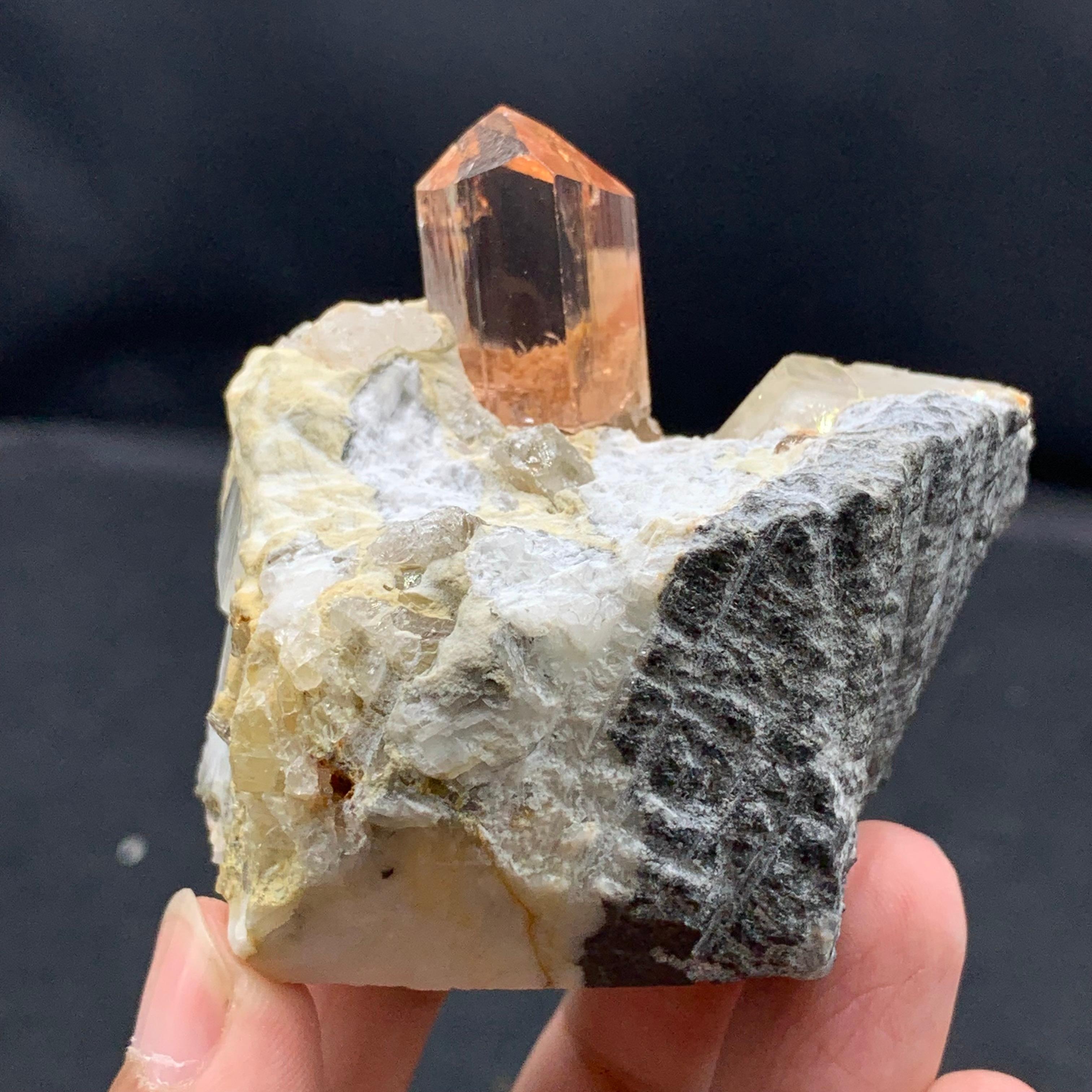 Cristallo di topazio su calcite con colore e purezza vibranti dal Pakistan in vendita 1
