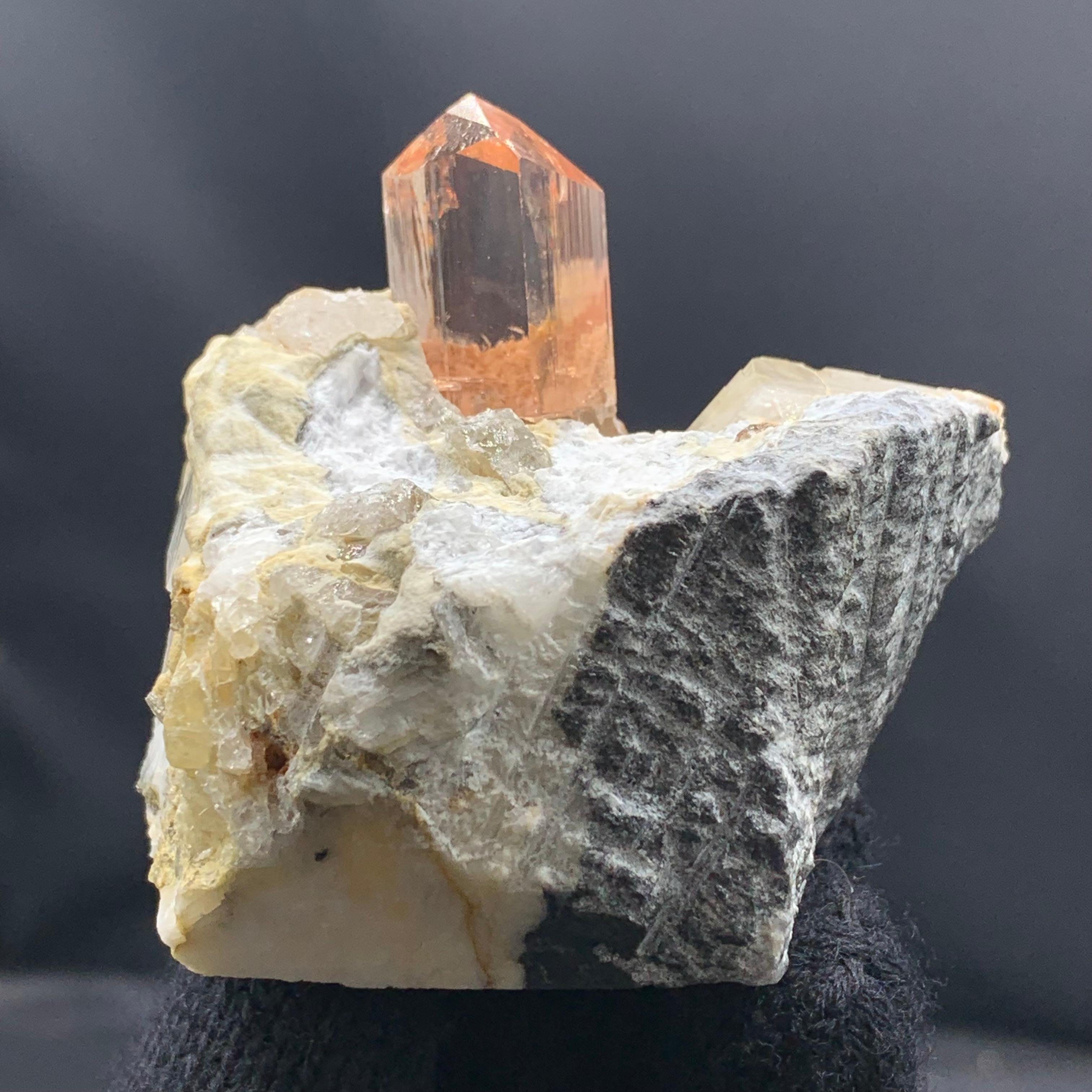 Cristallo di topazio su calcite con colore e purezza vibranti dal Pakistan in vendita 2