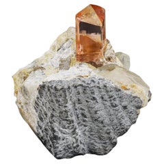 Cristallo di topazio su calcite con colore e purezza vibranti dal Pakistan