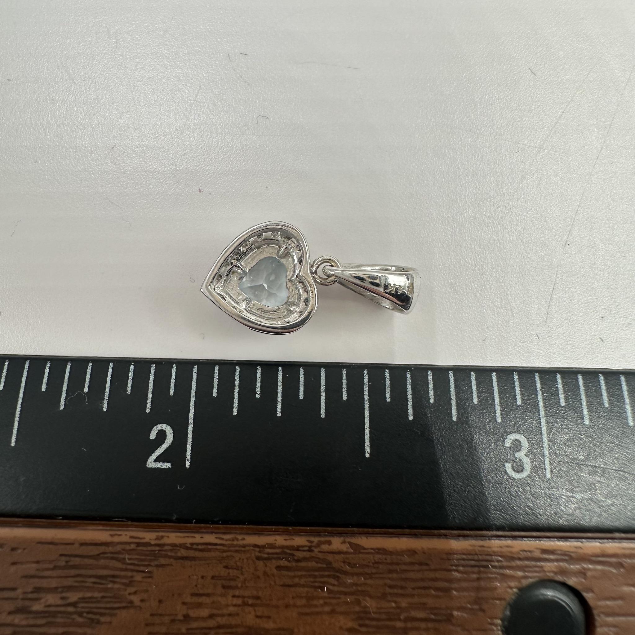 Collana con cuore di topazio e diamanti in oro bianco 14kt - Topazio blu 5x5mm, 0,10ctw In condizioni Nuovo in vendita a West Hempstead, NY