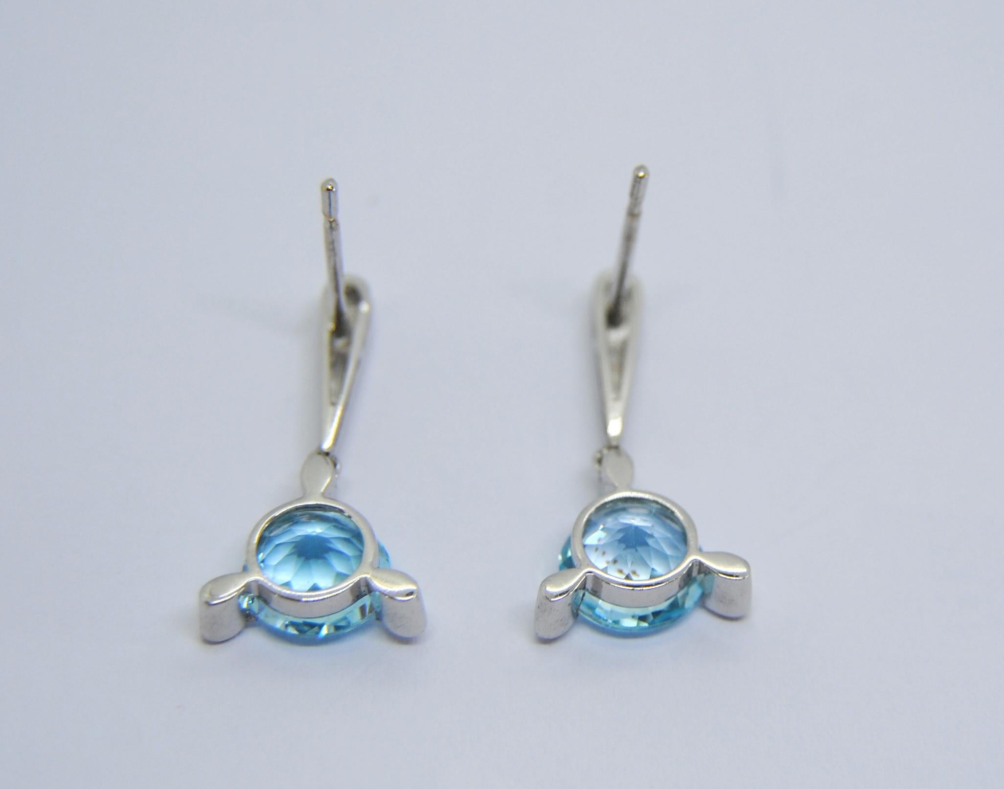 Contemporary Topaz Diamonds and 18 Karat White Gold Dangle Earrings For Sale