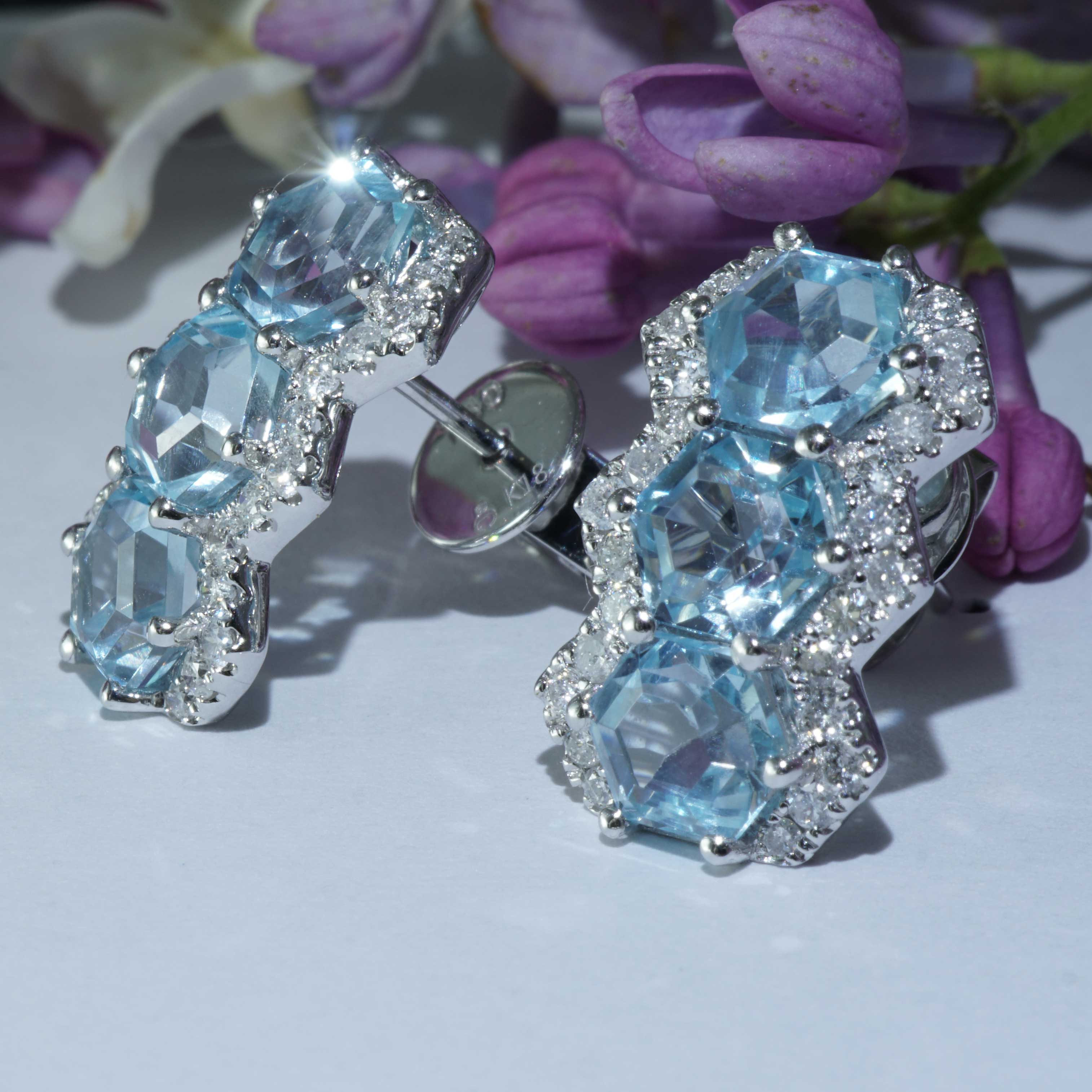 beautiful hexagonal cut blue topaz in fine color quality, color Swiss Blue (pretty sky-blue color with white diamonds), translucent set with crabs, side jagged brilliant cut total approx. 0.50 ct, W (white) / SI-P1 (small-clear inclusions), approx.
