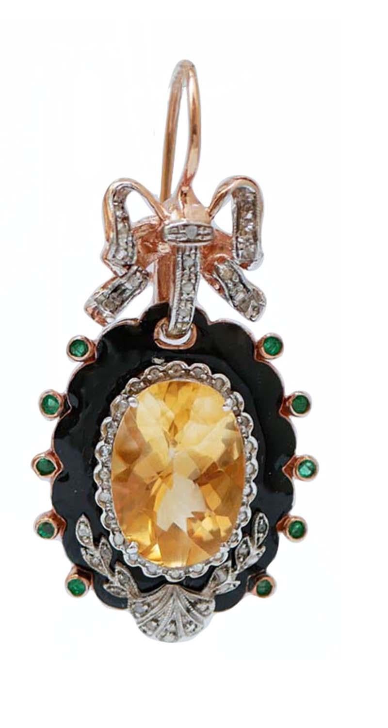 Fantásticos pendientes de oro rosa de 14 kt y estructura de plata montada con un cuenco tachonado de diamantes en la parte superior; como colgante, una estructura con un topacio central en un marco de diamantes, esmalte y esmeraldas.
Estos