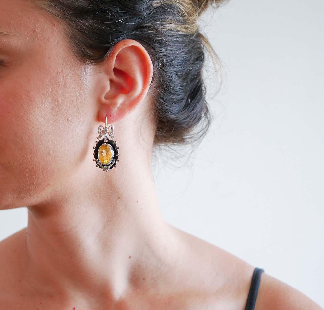 Pendientes Colgantes de Topacio, Esmeraldas, Diamantes, Esmalte, Oro Rosa de 14 Kt y Plata. Corte mixto en venta