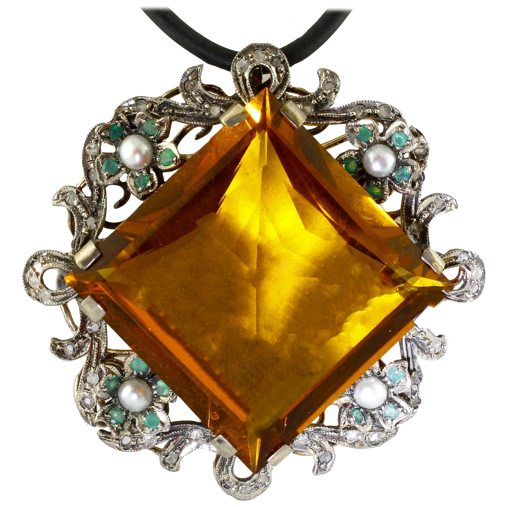 Pendentif en or rose avec topaze, émeraudes, diamants et perles en vente