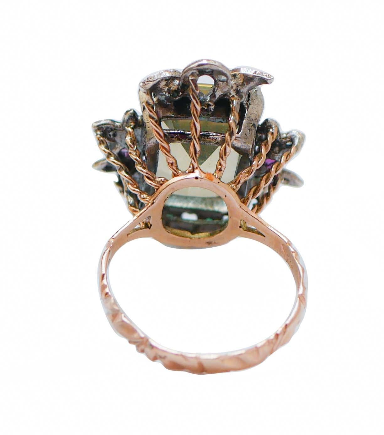 Rétro Bague en or rose, émeraudes, rubis, diamants et topaze