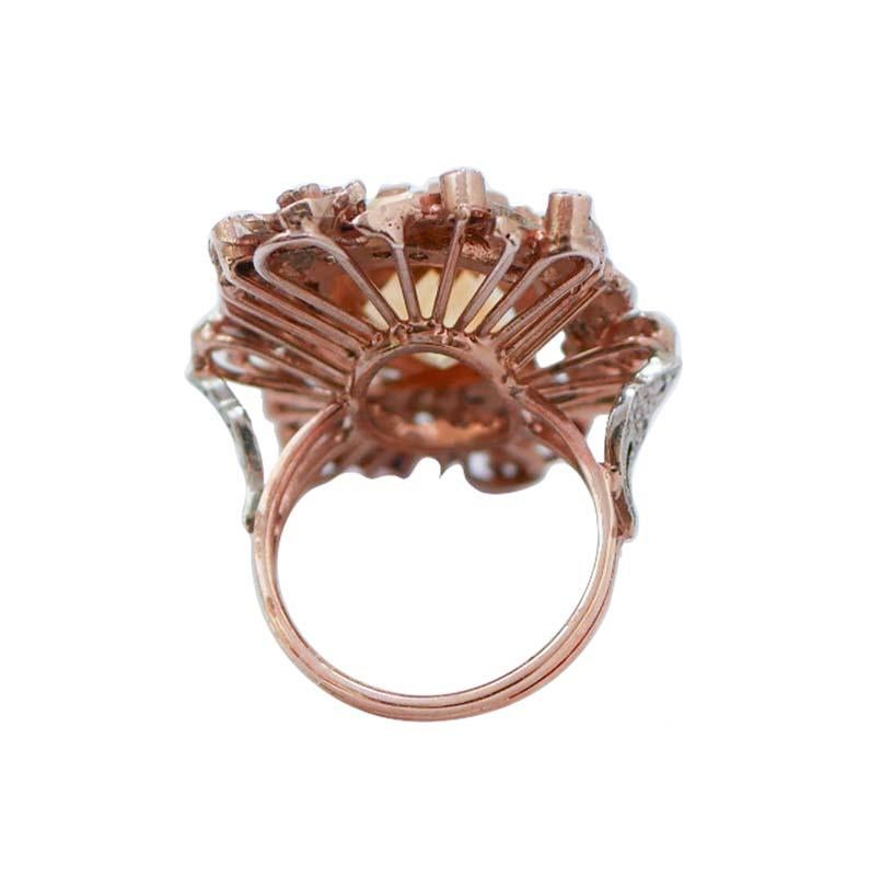 Incredibile anello in oro rosa 9 kt e struttura in argento montato con un topazio centrale circondato da una cornice di diamanti, smeraldi, rubini e zaffiri.
Questo anello è stato realizzato totalmente a mano da maestri orafi italiani ed è in