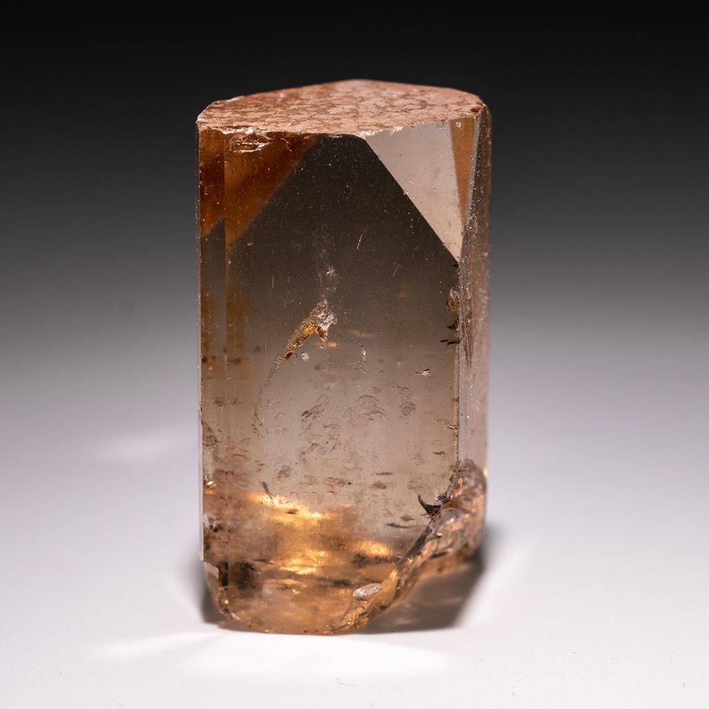 Aus dem Shigar-Tal, Skardu, Baltistan, Gilgit-Baltistan, Pakistan Großer Einkristall aus transparentem, sherryfarbenem Topas mit scharfen, komplexen, basalen, pinacoiden Endungen. Der Kristall ist gut geformt und hat glasig glänzende Flächen. Dieser