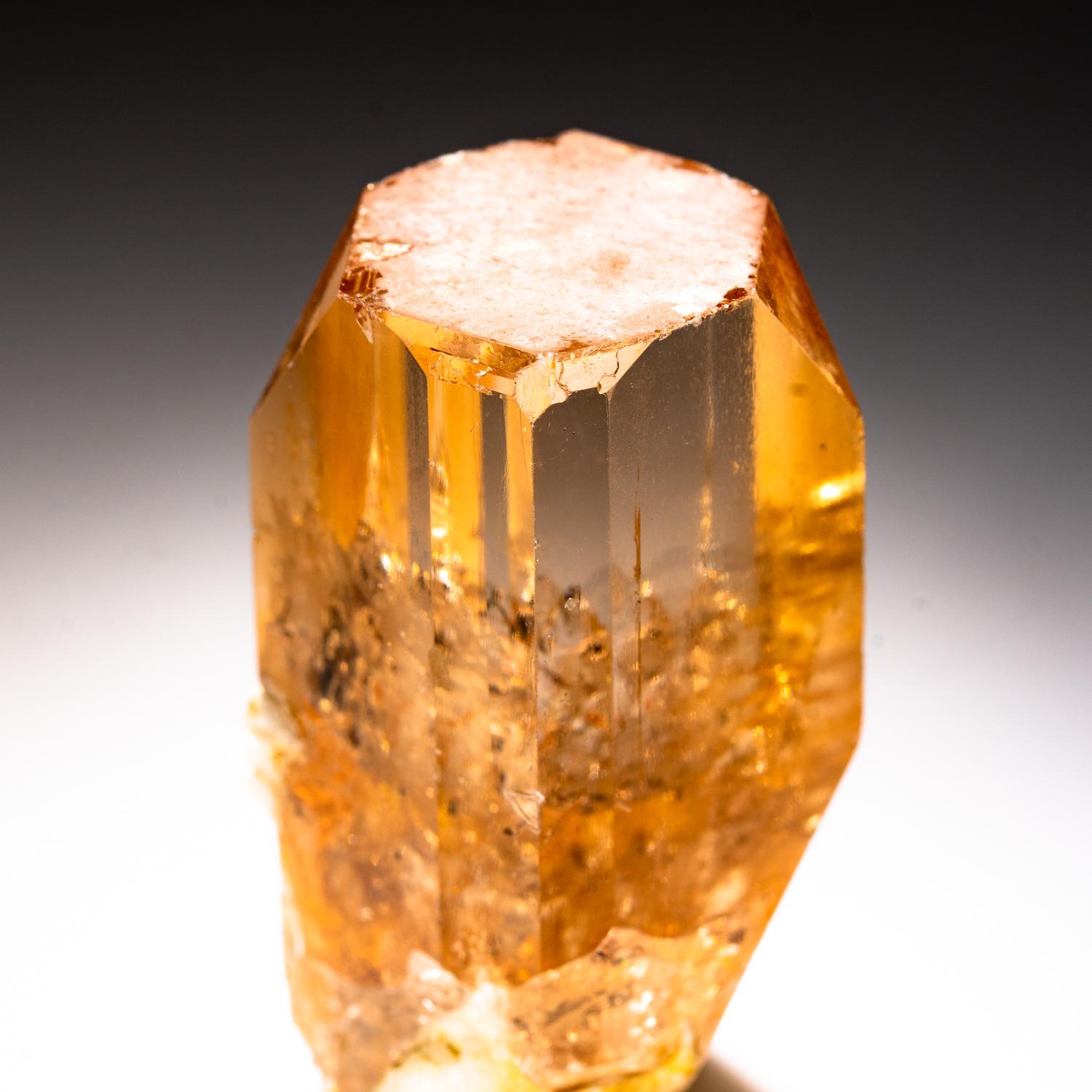 Del Valle de Shigar, Skardu, Baltistán, Gilgit-Baltistán, Pakistán Gran cristal único de Topacio transparente de color cereza con terminaciones pinacoides basales complejas y nítidas. El cristal está bien formado con caras de brillo vítreo. Esta