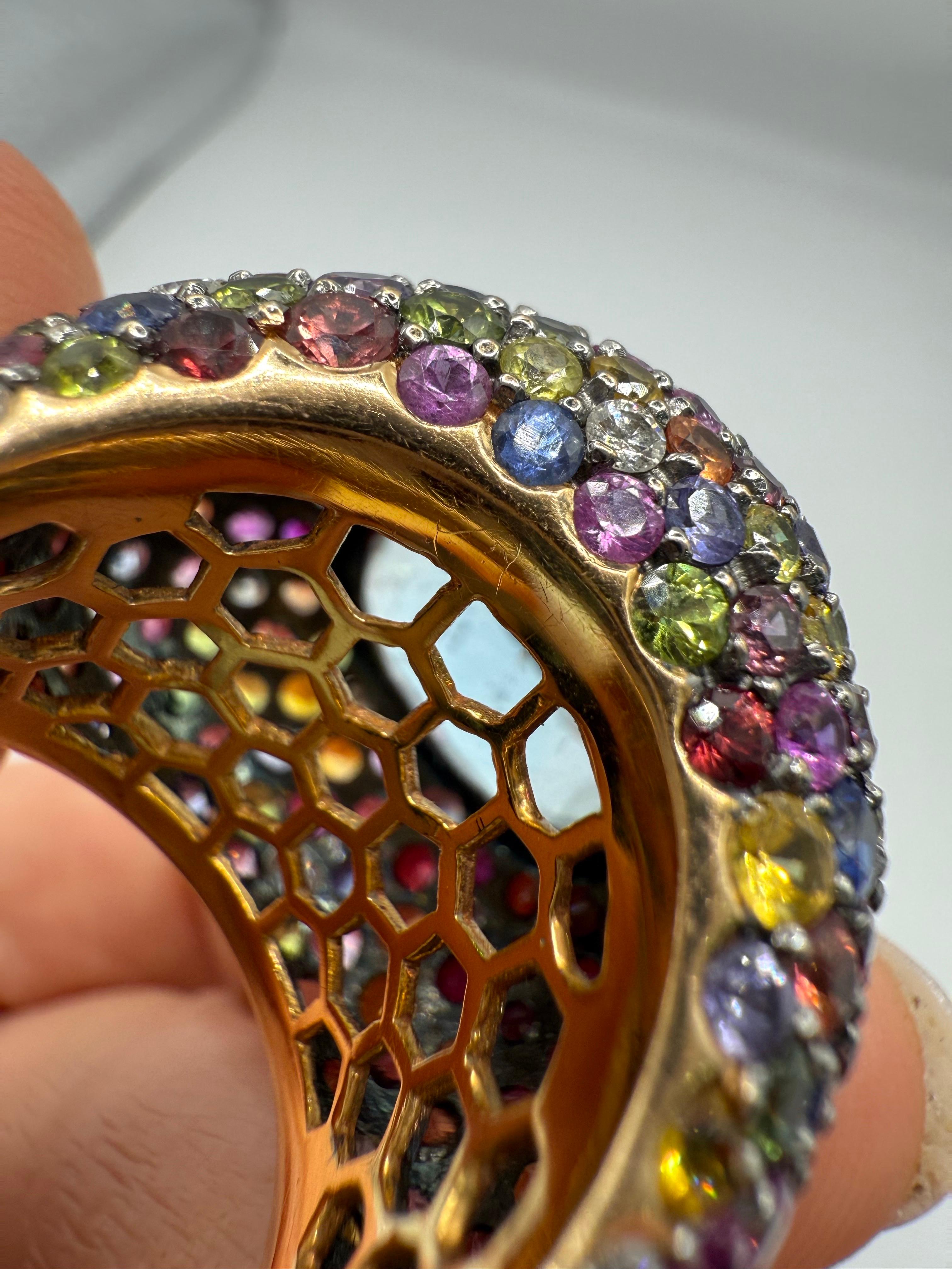 Grande bague de cocktail avec une grande topaze au centre et plusieurs pierres précieuses sur le côté. La bague est en or 18KT, l'artiste est inconnu. Toutes les pierres sont de qualité supérieure.

**Tous les articles quittent nos locaux avec un