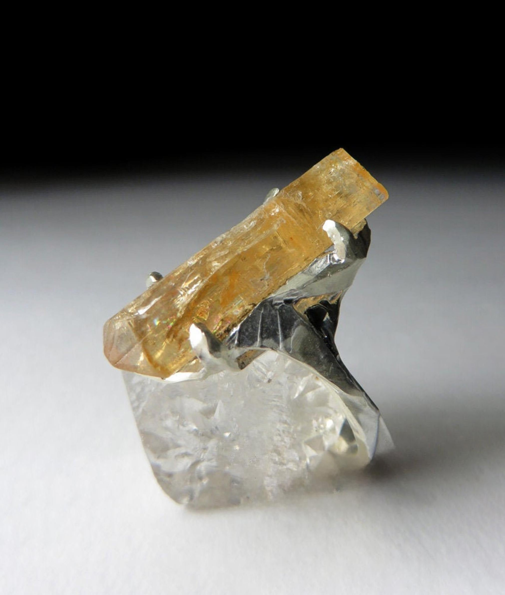 Anello d'argento con topazio naturale 
origine del cristallo - Brasile
La dimensione della gemma è di 0,24 х 0,39 х 0,91 in / 6 х 10 х 23 mm
Peso della pietra - 10,50 carati
Peso dell'anello - 6,10 grammi
misura dell'anello - 8 US