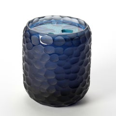 Pot Murini Agata II, une boîte à couvercle texturé bleu moulé d'Angela Jarman