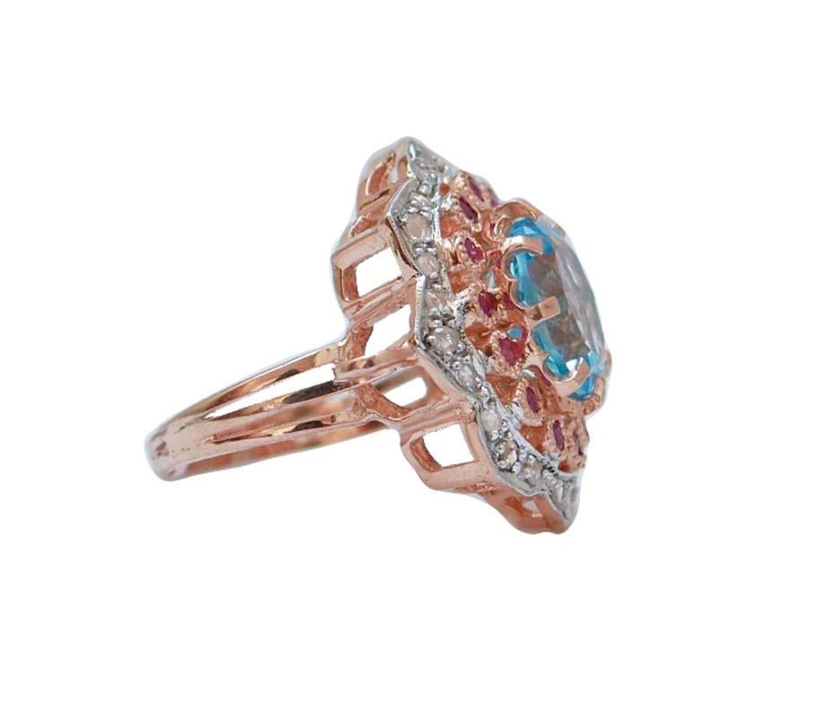 Fantástico anillo de oro rosa de 9 kt y estructura de plata montado con un topacio central rodeado de diamantes y rubíes.
Diamantes 0,40 ct
Rubíes 0,62 ct
Topacio 5,18 ct
Peso total 7.00 gr 
RF  *RCR (F108)
Talla 14 italiana
Talla Usa 6.84
Francés