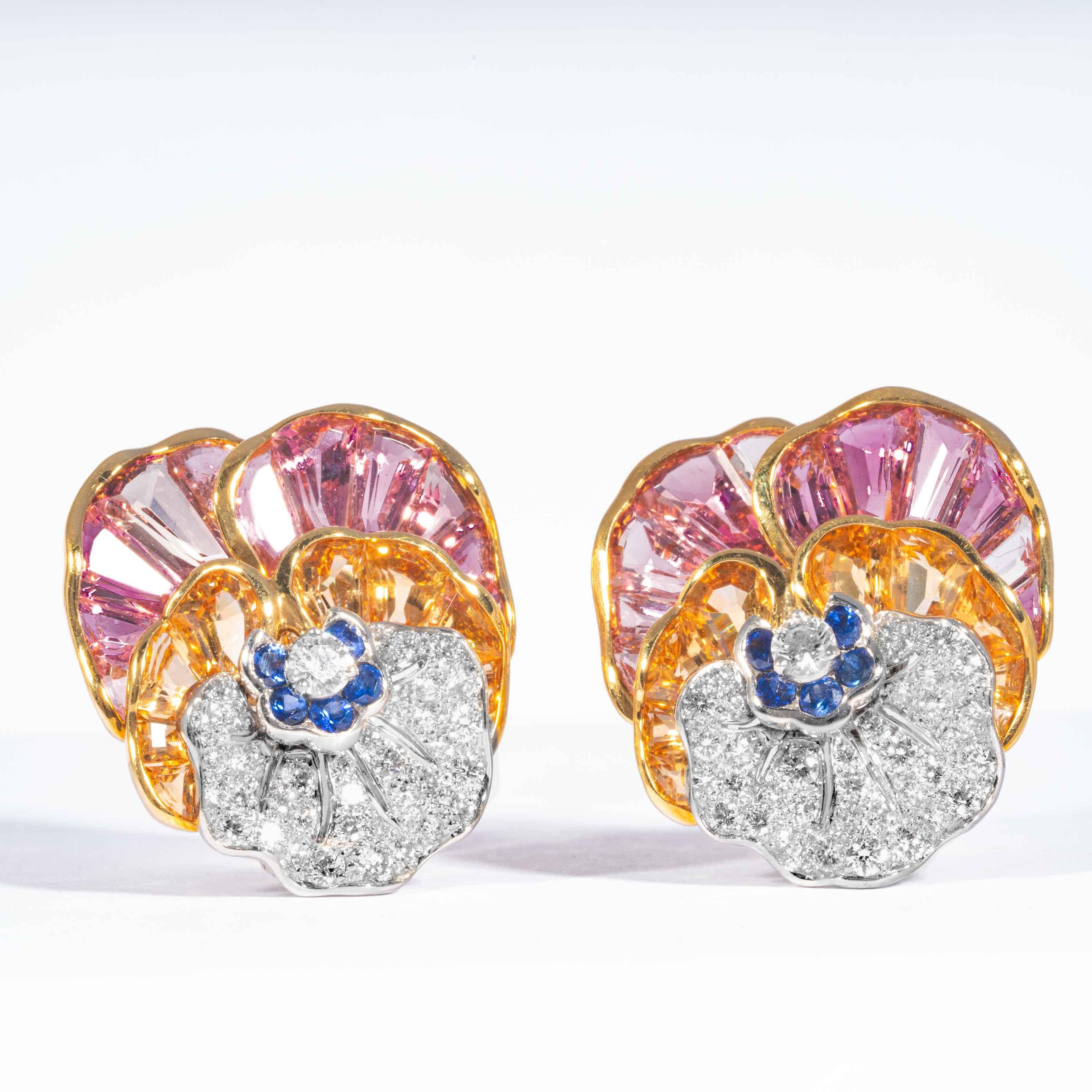 Diese unverwechselbaren Ohrringe vereinen rosa Topas, gelblich-orangefarbene Citrine, blaue Saphire und funkelnde weiße Diamanten in einem wunderschönen Farbspiel zu einer einzigartigen Wiedergabe des ikonischen Stiefmütterchen-Designs von Oscar