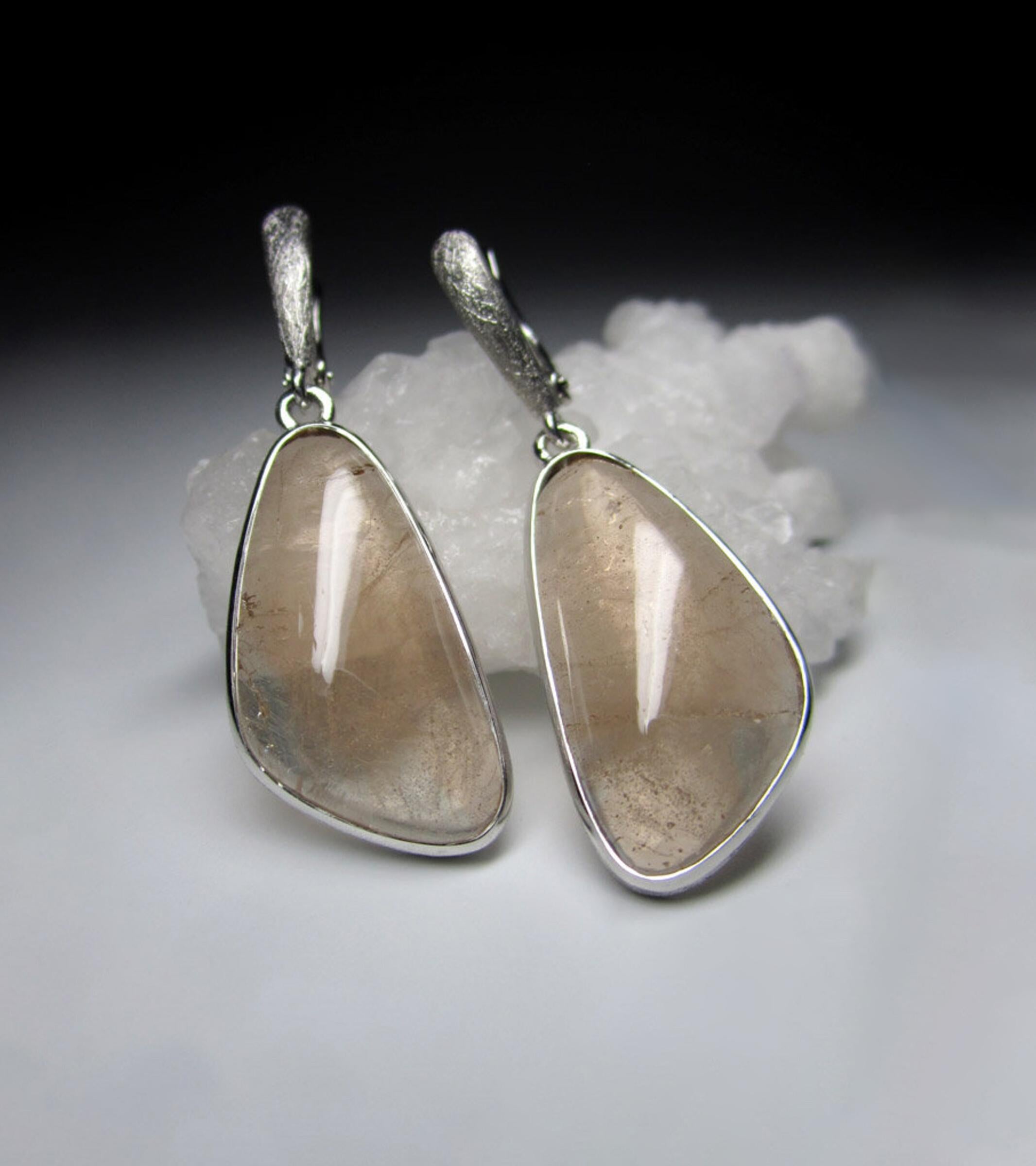 Scratched silver earrings with natural Topaz
gemstone size - 0.16 х 0.51 х 0.98 in / 4 х 13 х 25 mm
gemstone weight - 30 carat
earrings weight - 0.36 grams
earrings height - 1.65 in / 42 mm