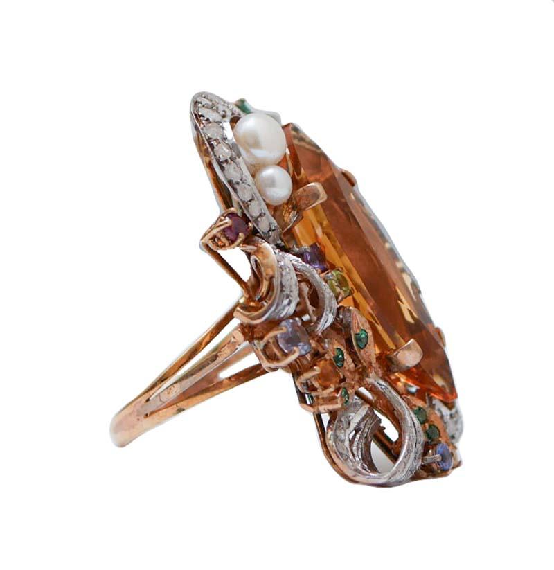 Fantastico anello in oro rosa 14 kt e struttura in argento montato con un topazio idrotermale centrale circondato da diamanti, granati, tormaline, ametiste e perle.
Questo anello è stato realizzato totalmente a mano da maestri orafi italiani ed è in