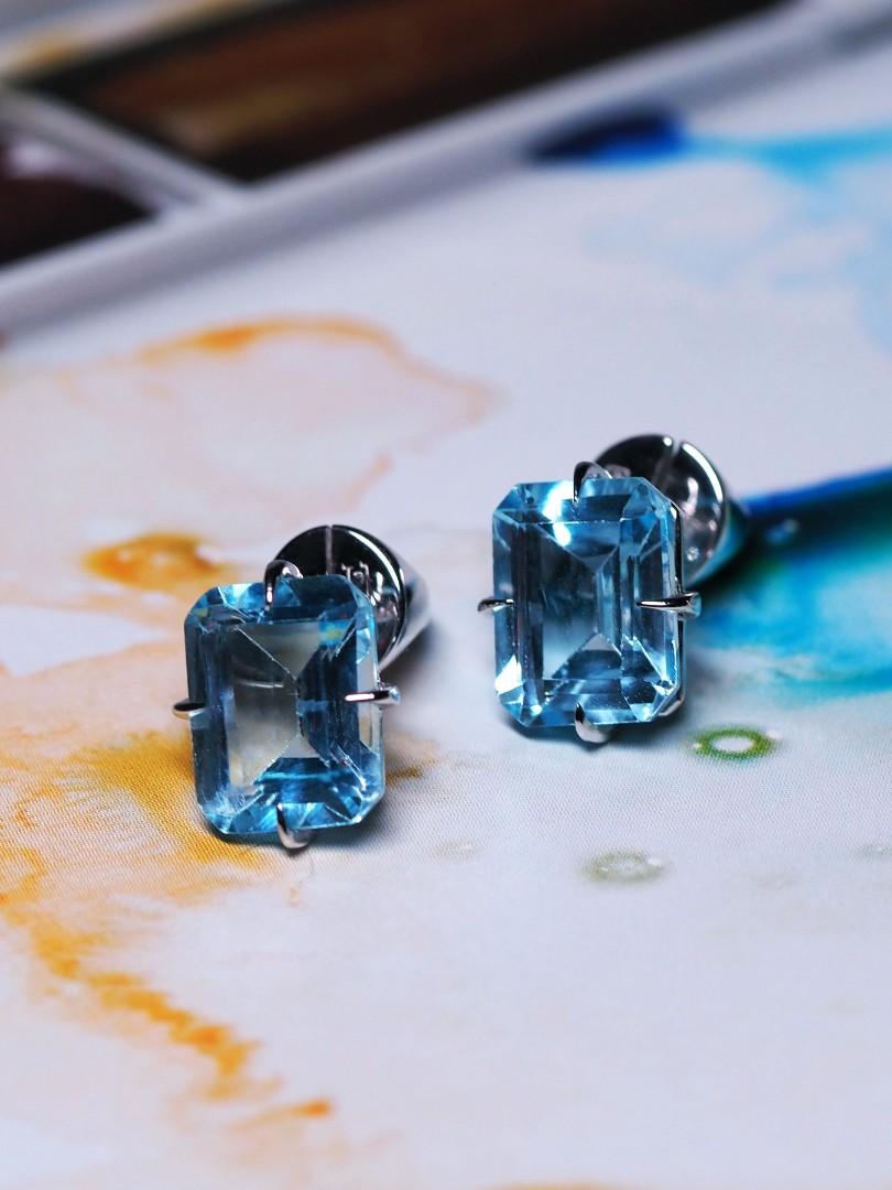 Artisan Clous d'oreilles cadeau de mariage en or blanc avec topaze et pierres bleues octogonales en vente