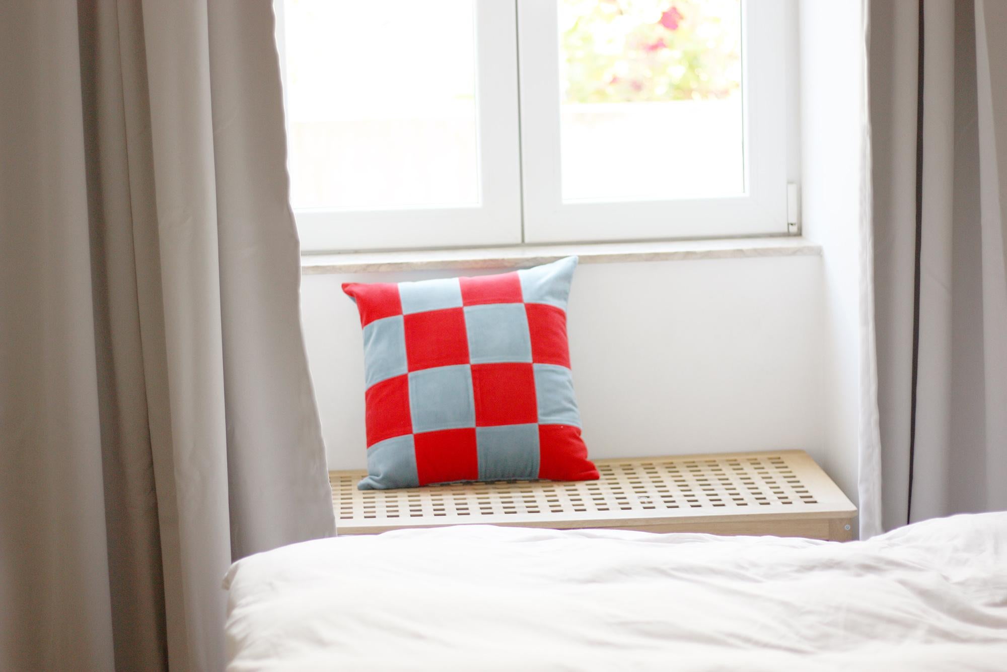 Moderne Ensemble de 2 coussins décoratifs Deluxe faits à la main Topazio Camel and Brick en vente