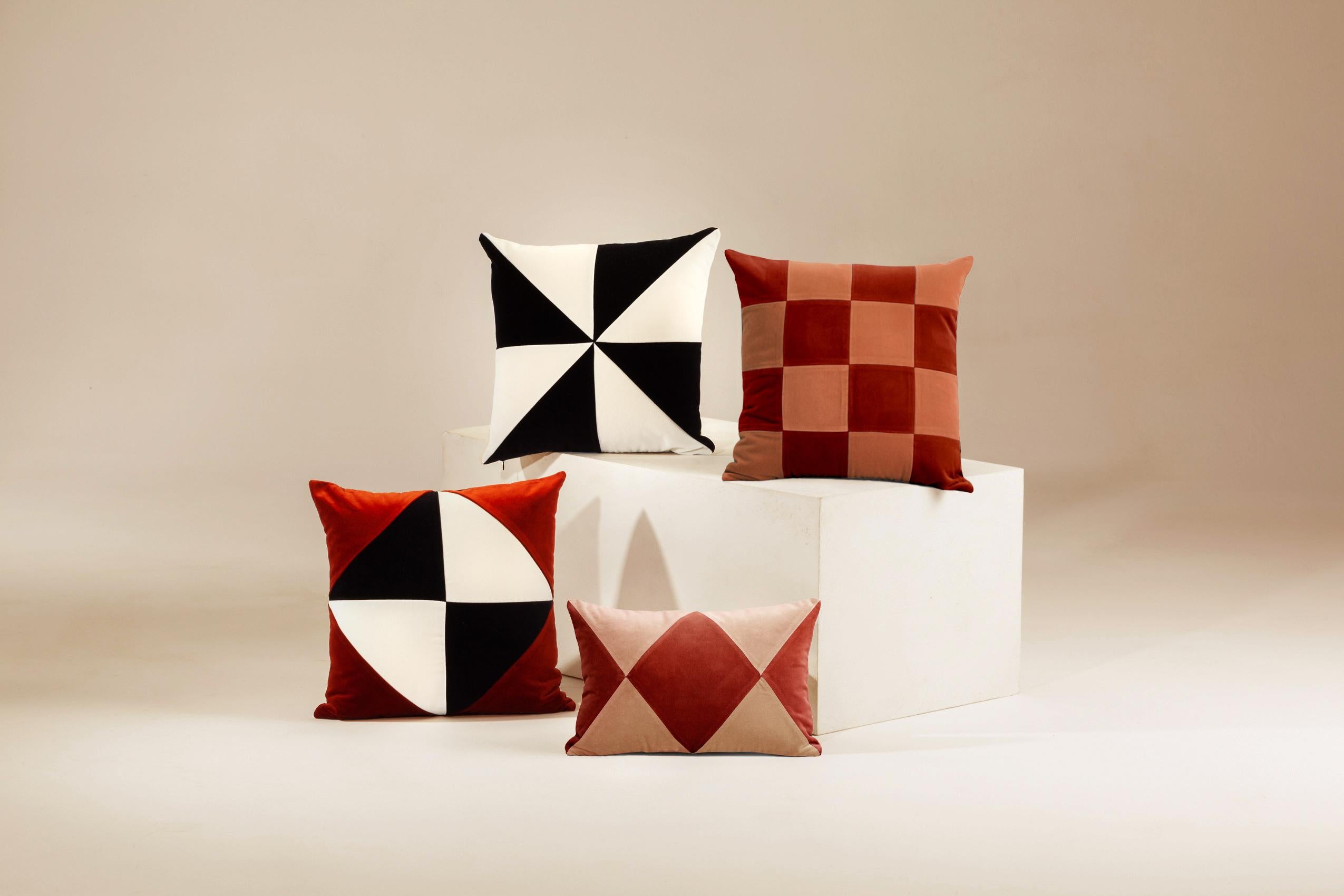 Inspirés par l'attrait des cristaux, des gemmes et des pierres précieuses, ces coussins incarnent l'élégance et le luxe subtil : une beauté polie à la présence tranquille et puissante.
Un talisman pour la maison de la beauté, des bonnes énergies et