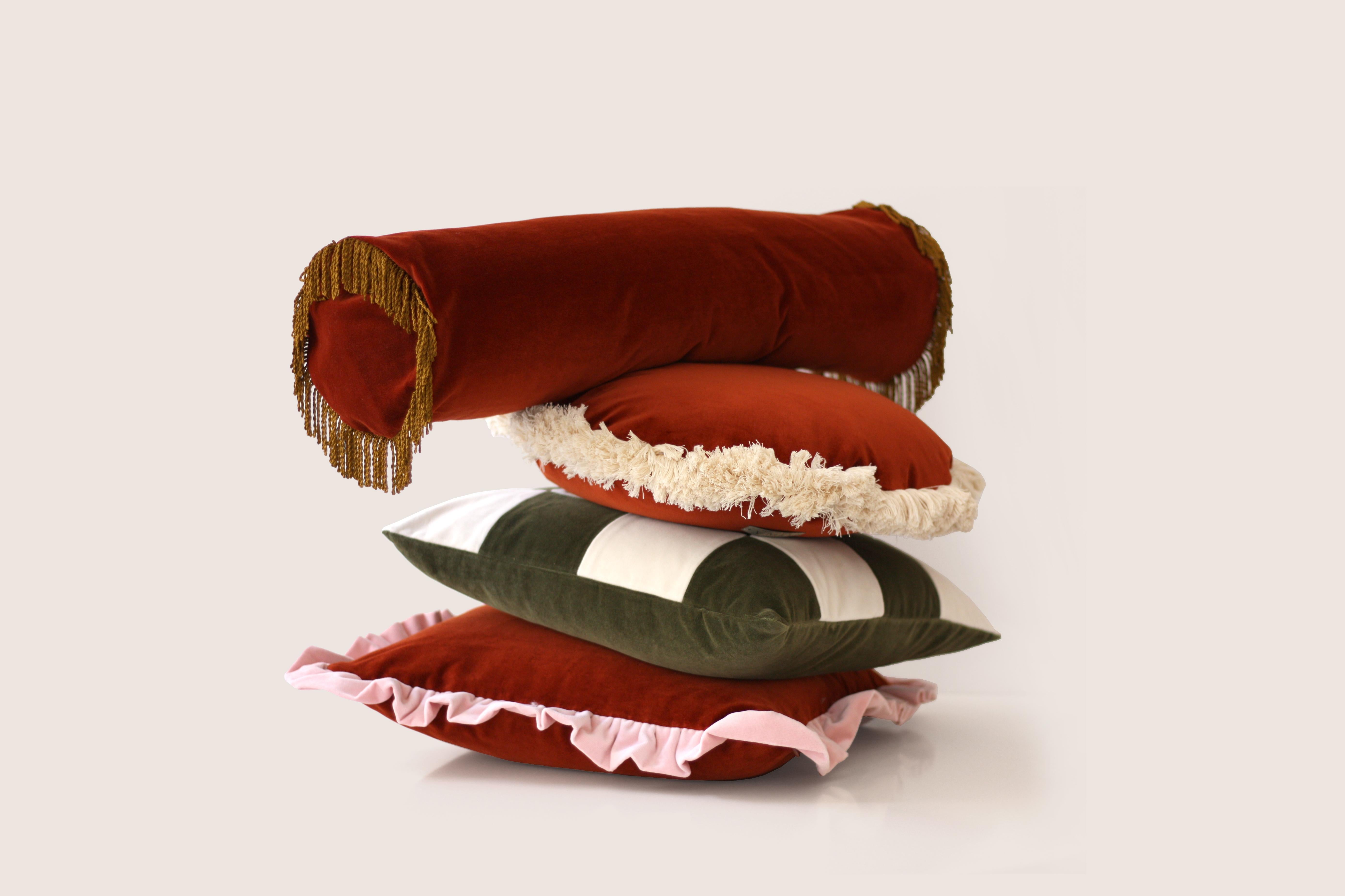 Un talismano per la casa della bellezza, delle buone energie e del comfort. 
Questo cuscino decorativo è prodotto eticamente da una piccola azienda a conduzione familiare, realizzato a mano da abili artigiani portoghesi con velluto di cotone di